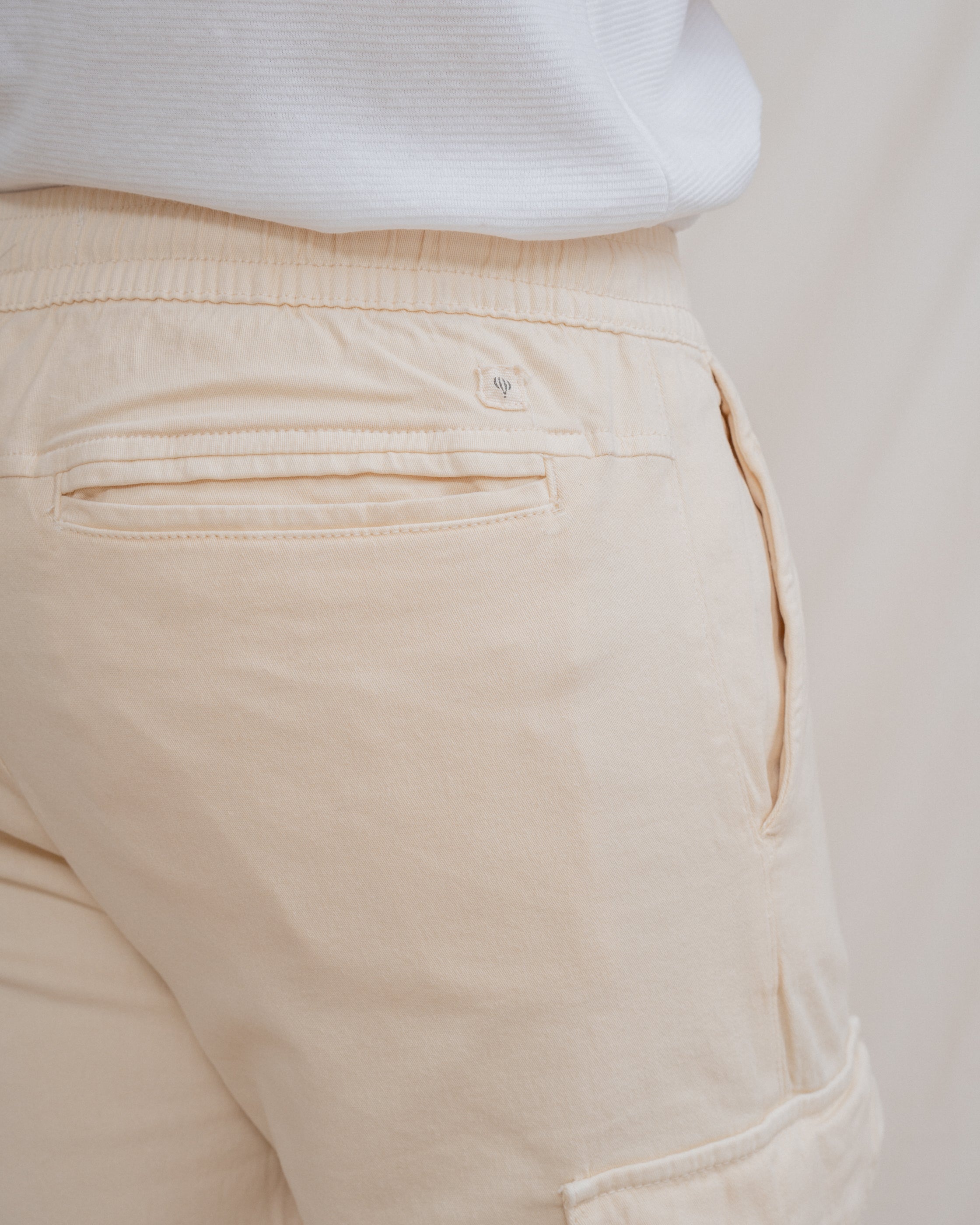 PANTALÓN CHINO CARGO CON GOMA BEIGE CLARO