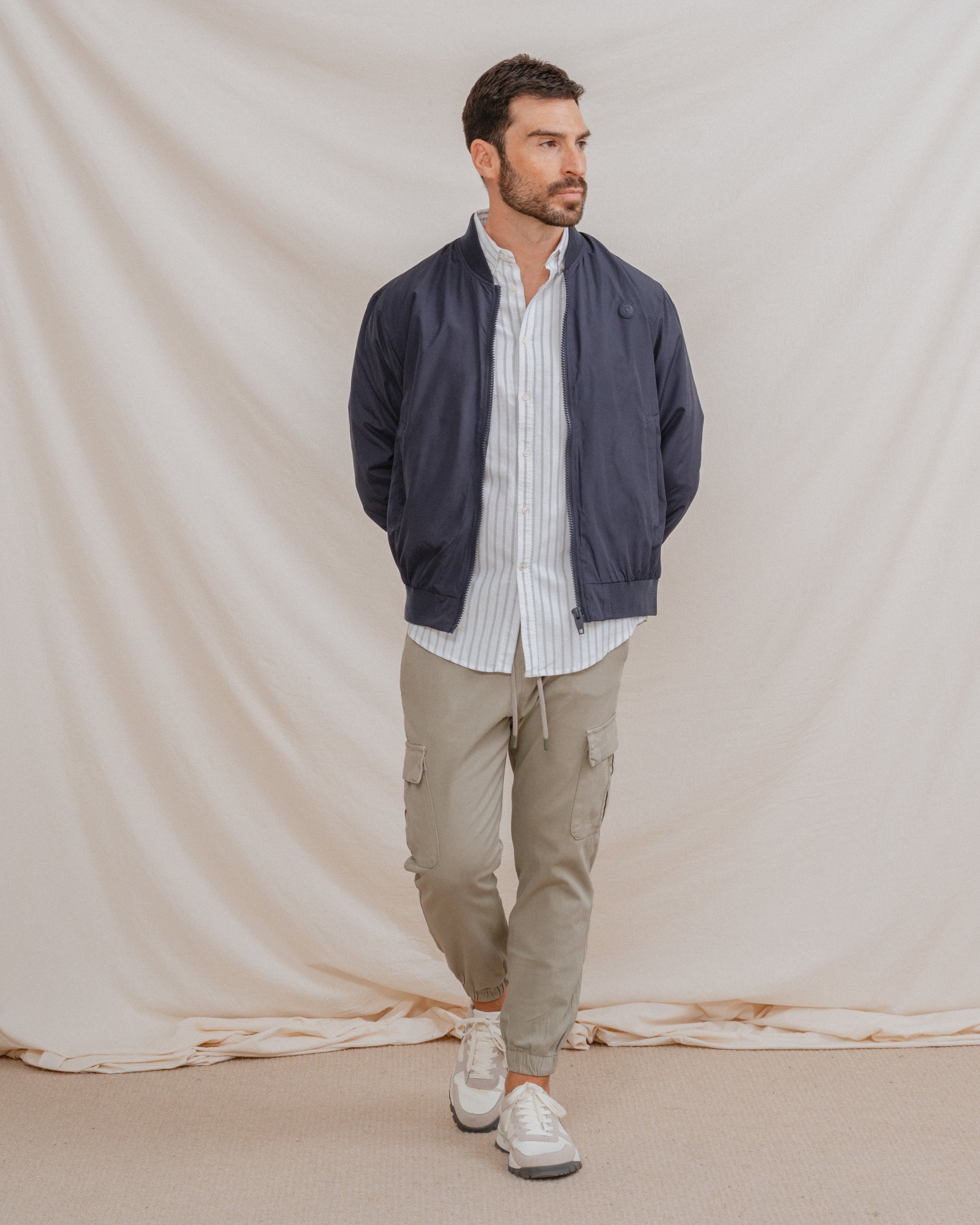 PANTALÓN CHINO CARGO CON GOMA VERDE