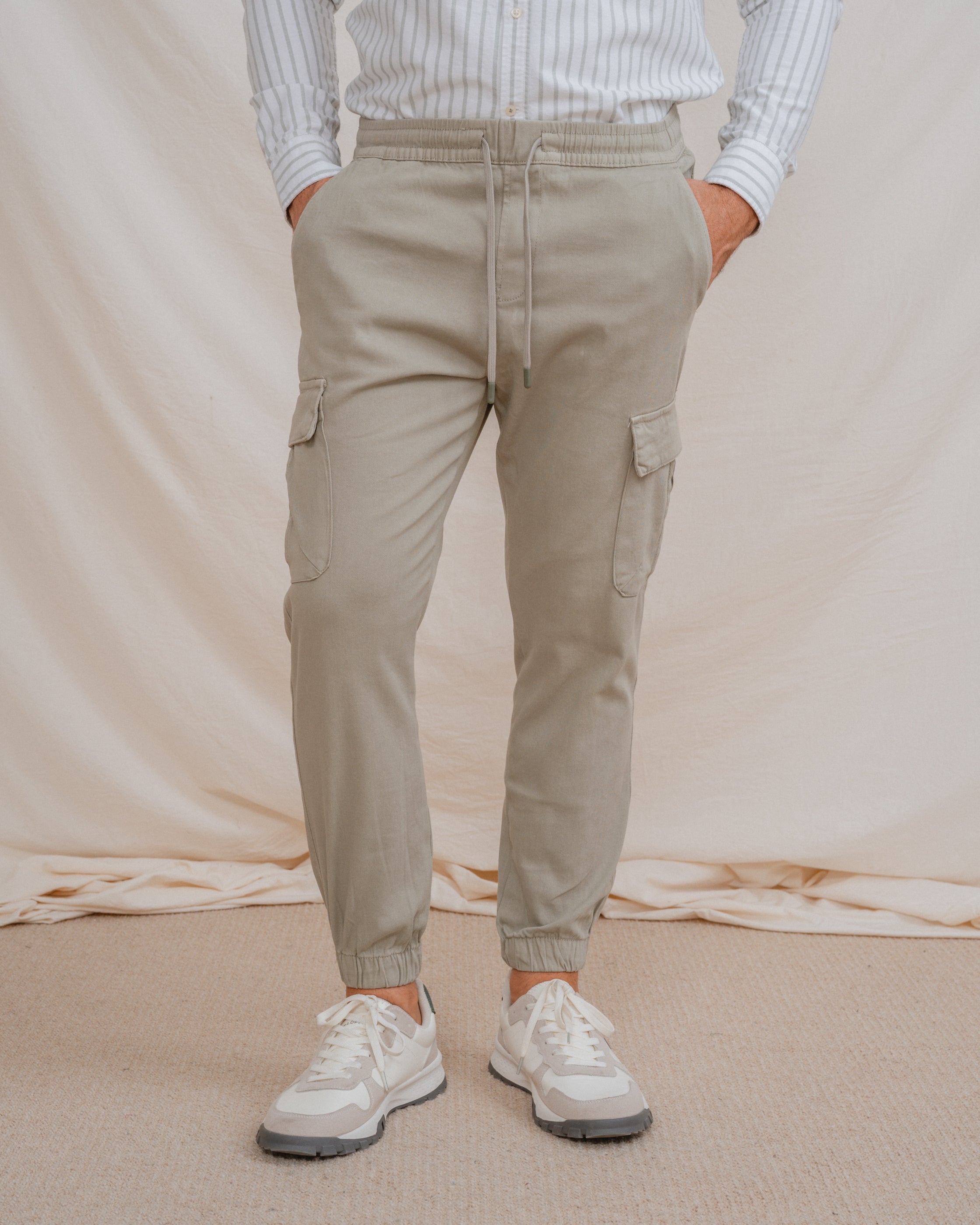 PANTALÓN CHINO CARGO CON GOMA VERDE