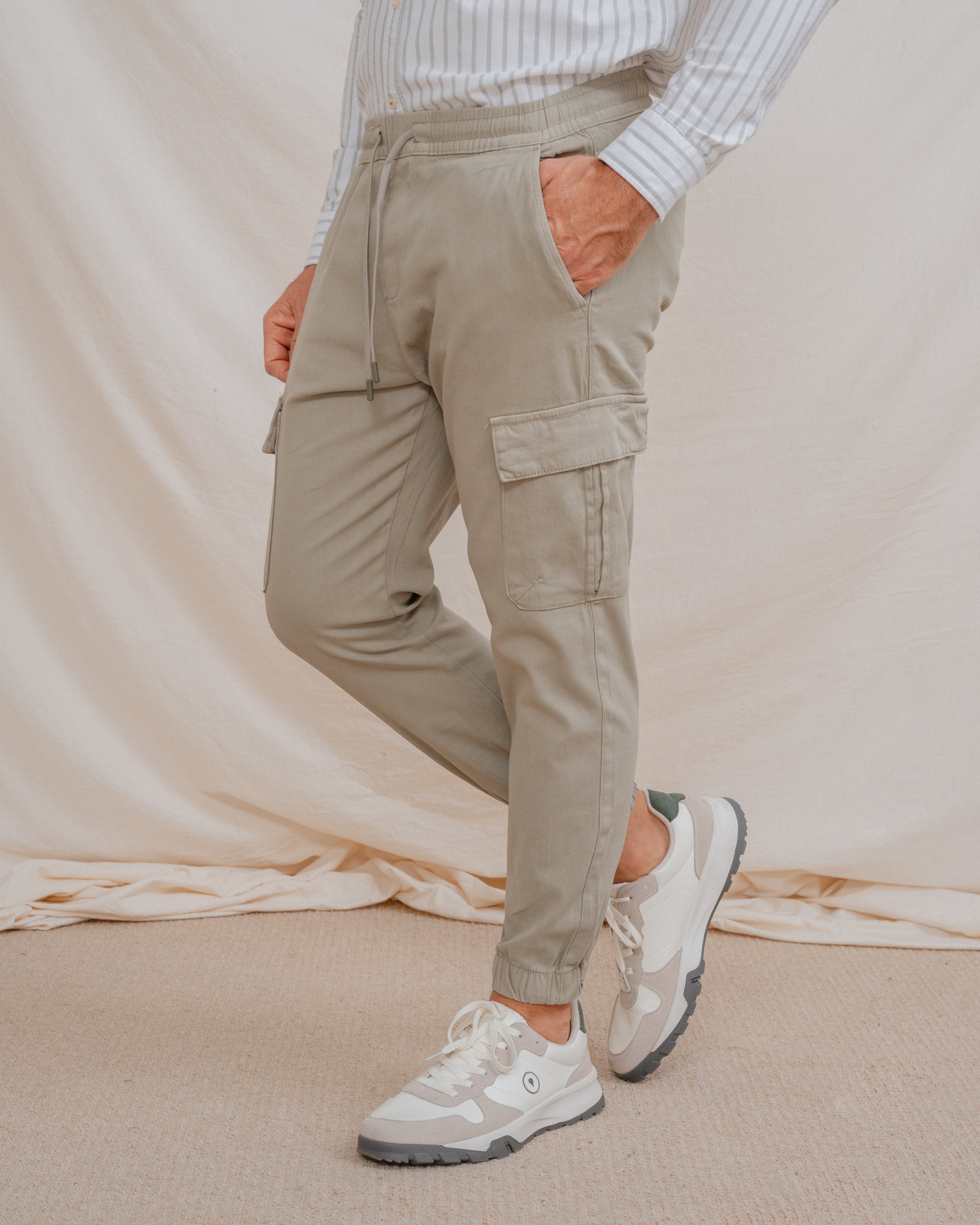 PANTALÓN CHINO CARGO CON GOMA VERDE
