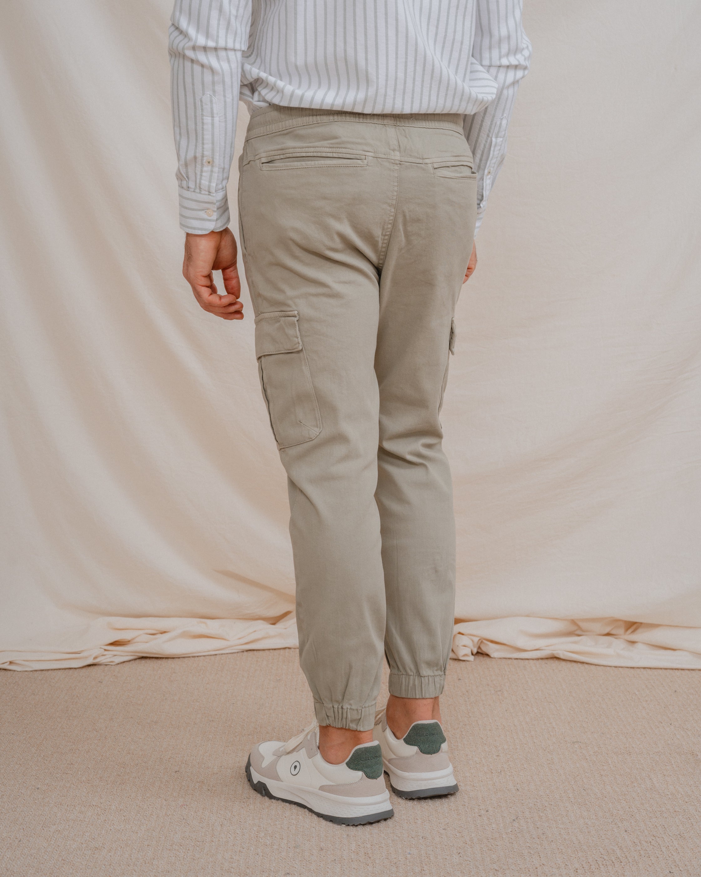 PANTALÓN CHINO CARGO CON GOMA VERDE
