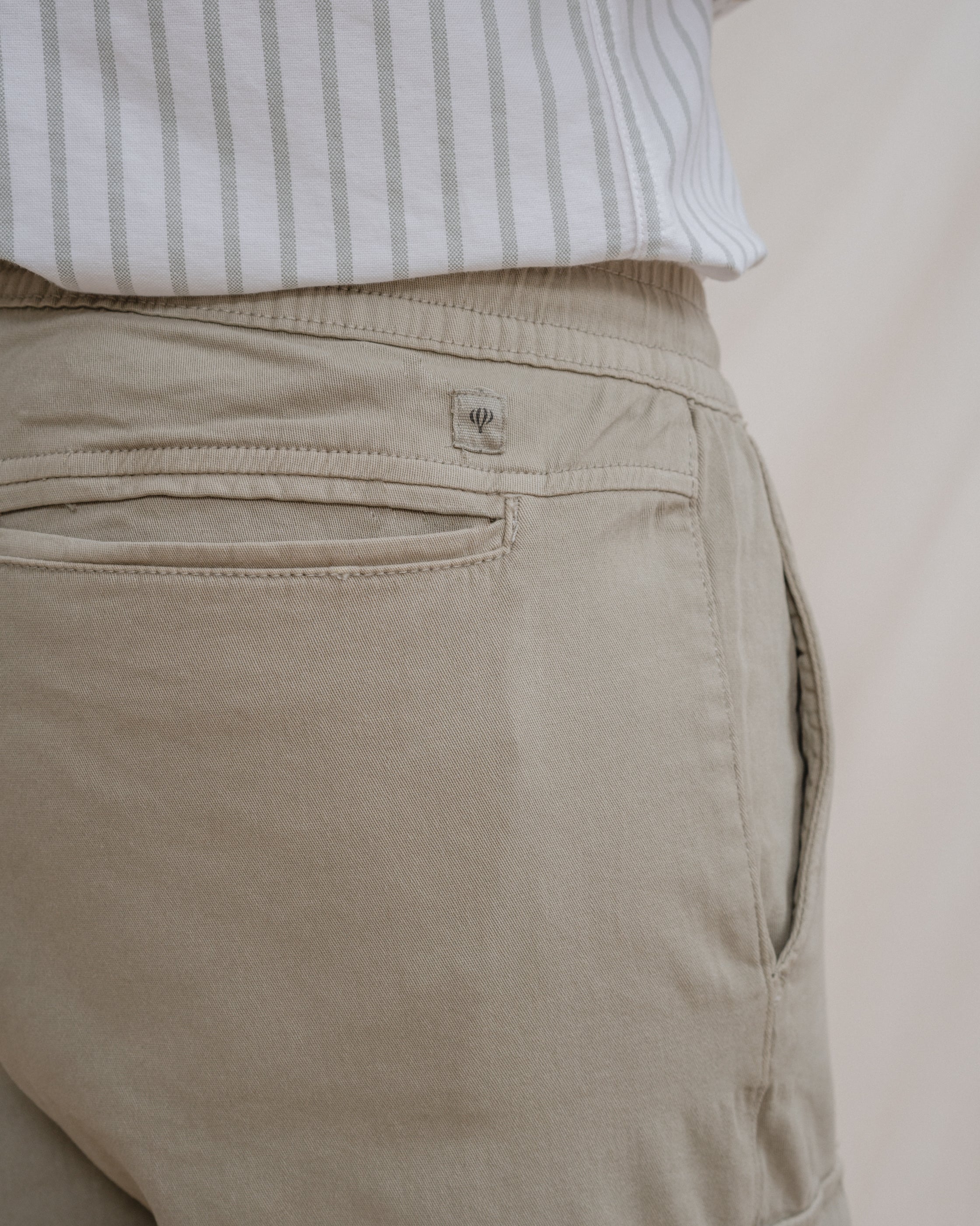 PANTALÓN CHINO CARGO CON GOMA VERDE