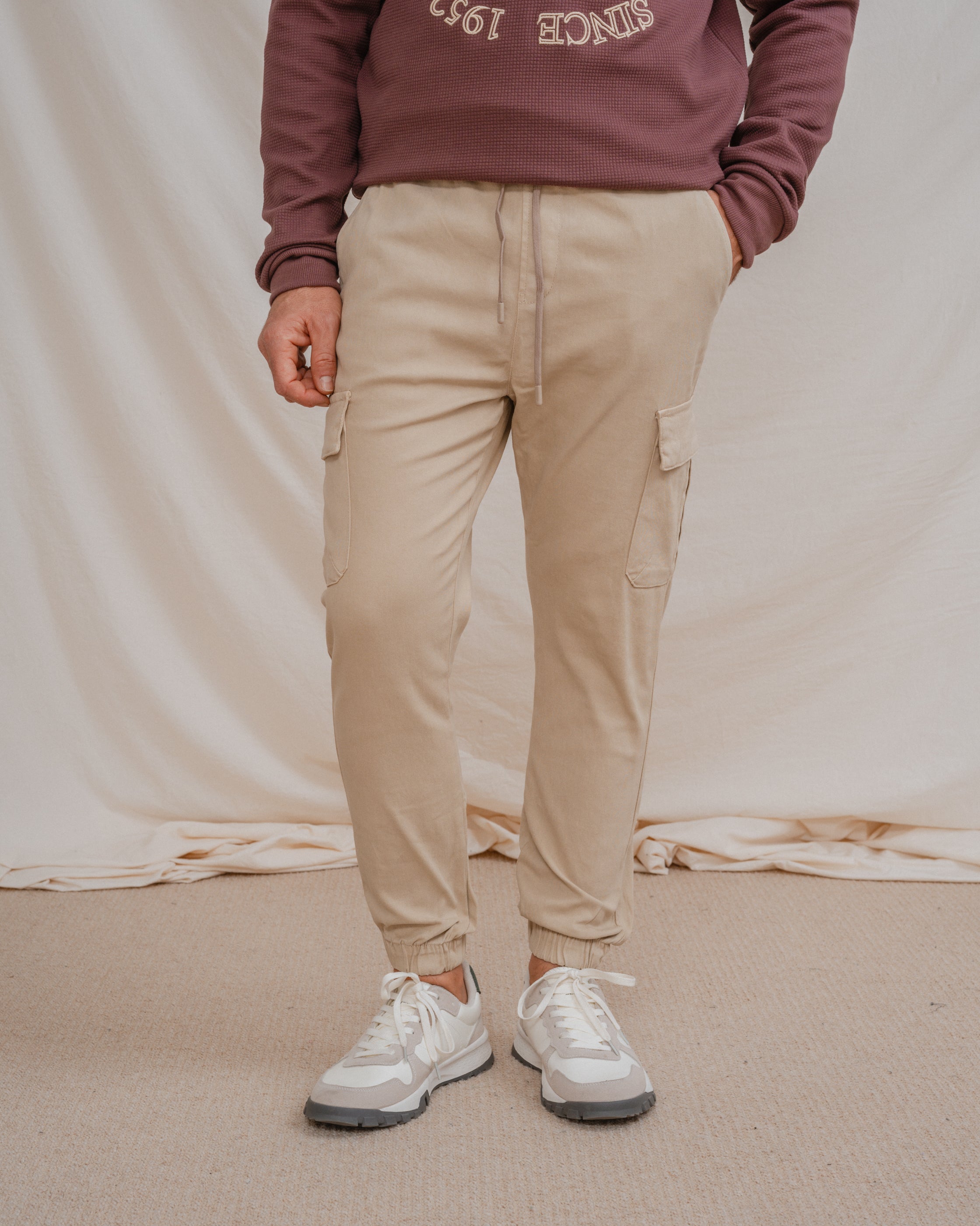 PANTALÓN CHINO CARGO CON GOMA BEIGE
