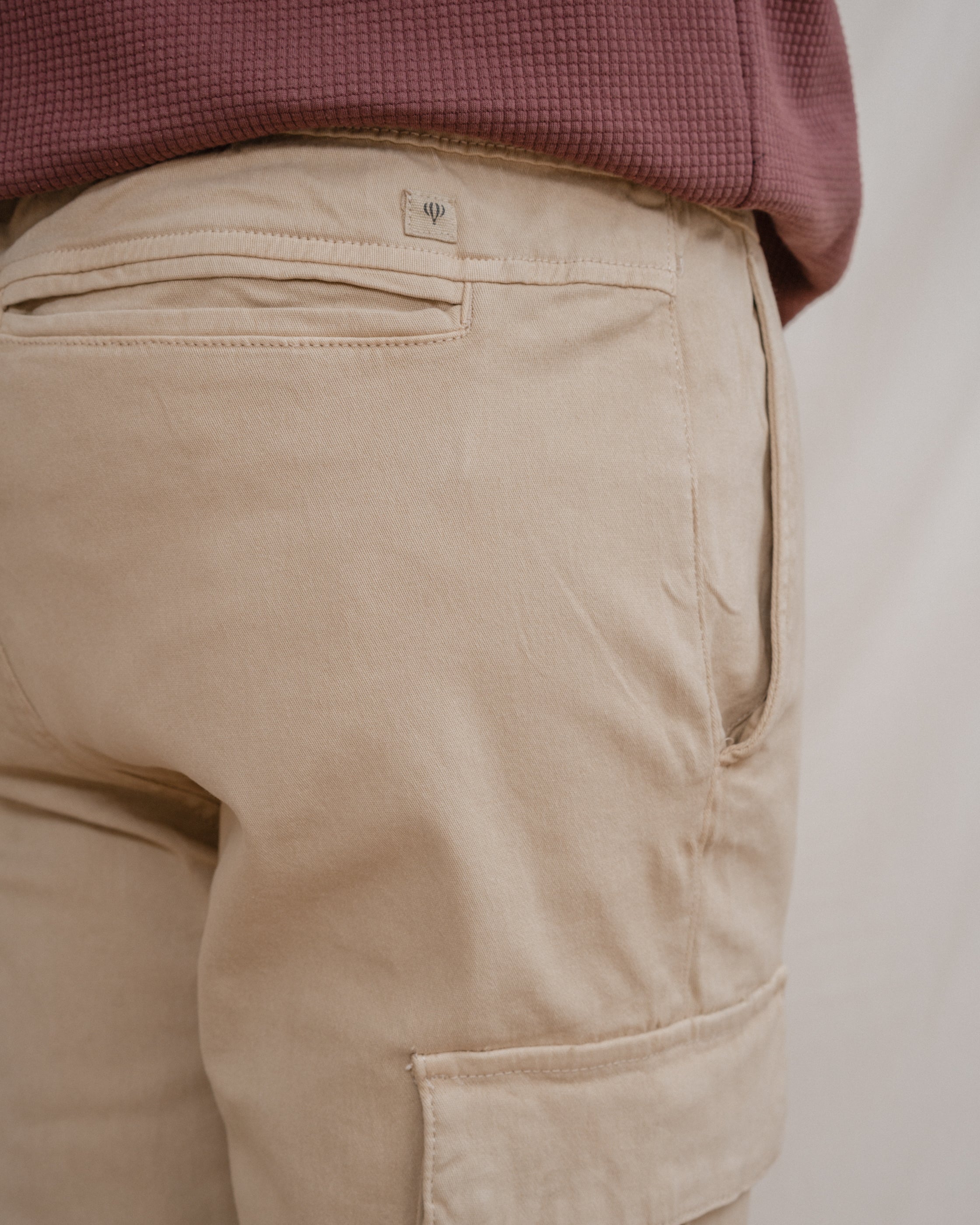 PANTALÓN CHINO CARGO CON GOMA BEIGE