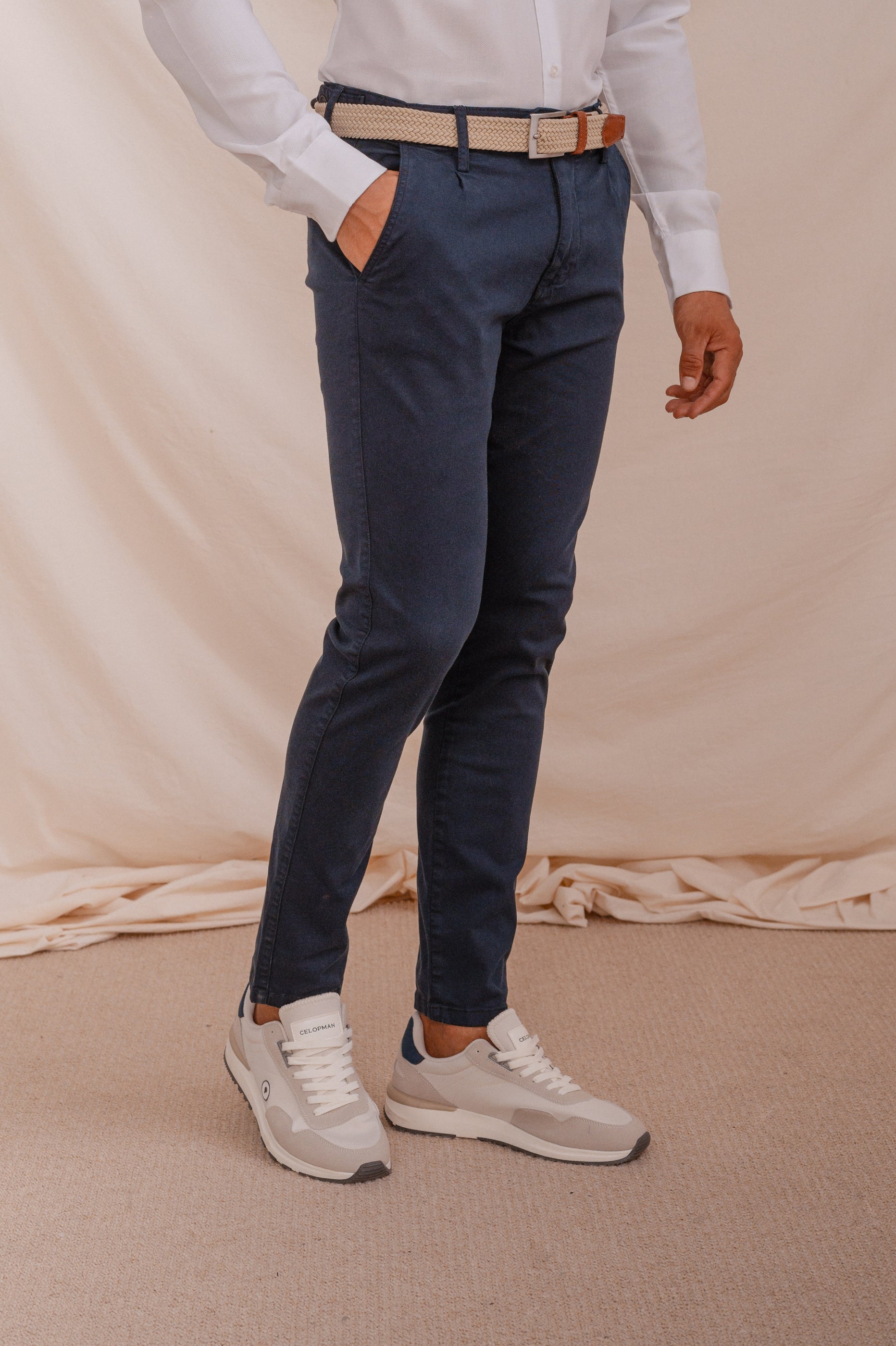 PANTALÓN CHINO PINZAS AZUL