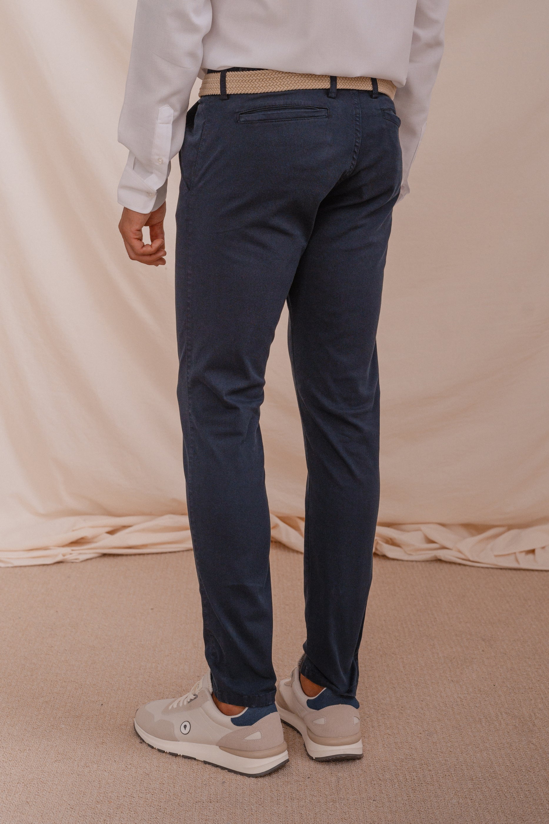 PANTALÓN CHINO PINZAS AZUL