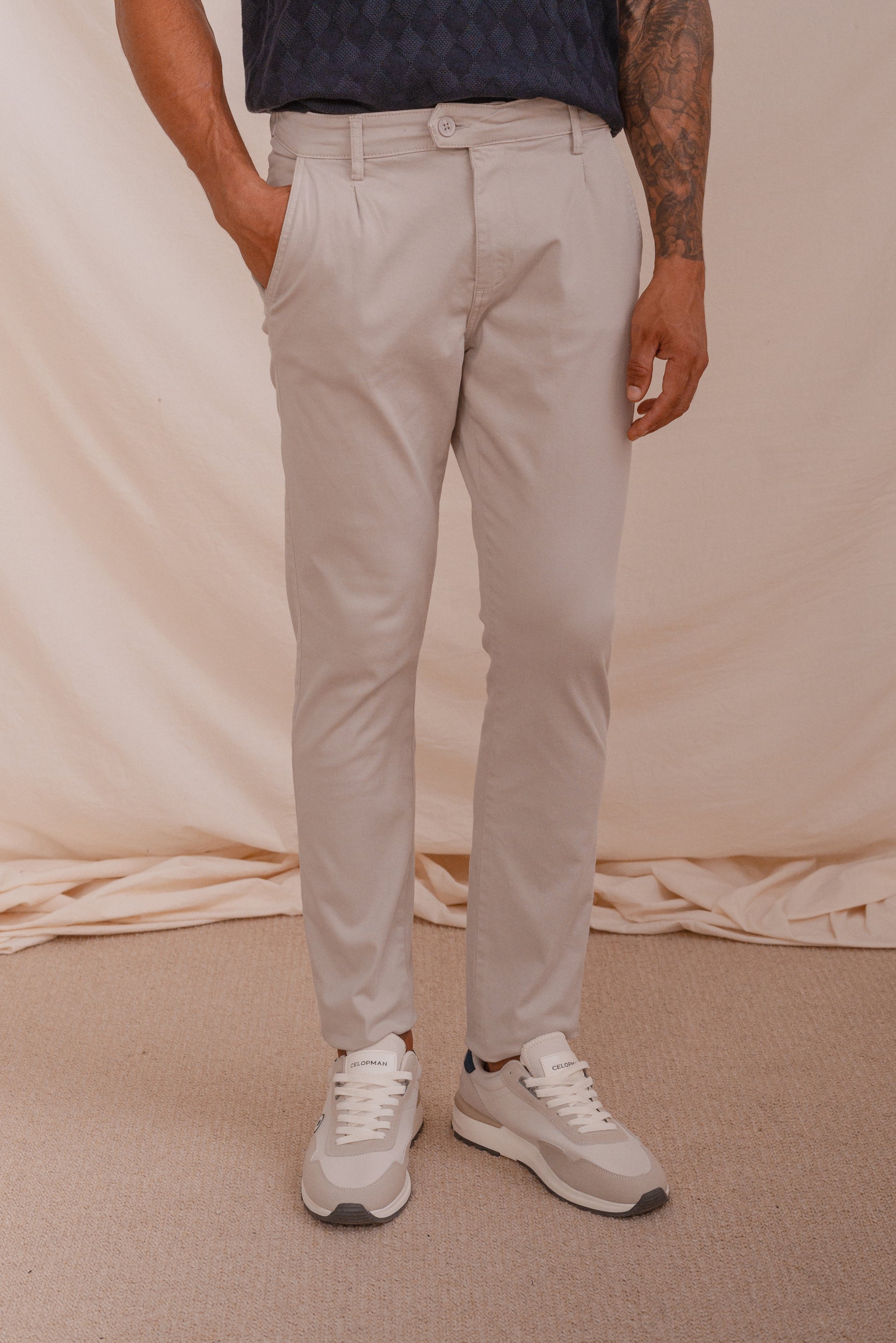 PANTALÓN CHINO PINZAS BEIGE