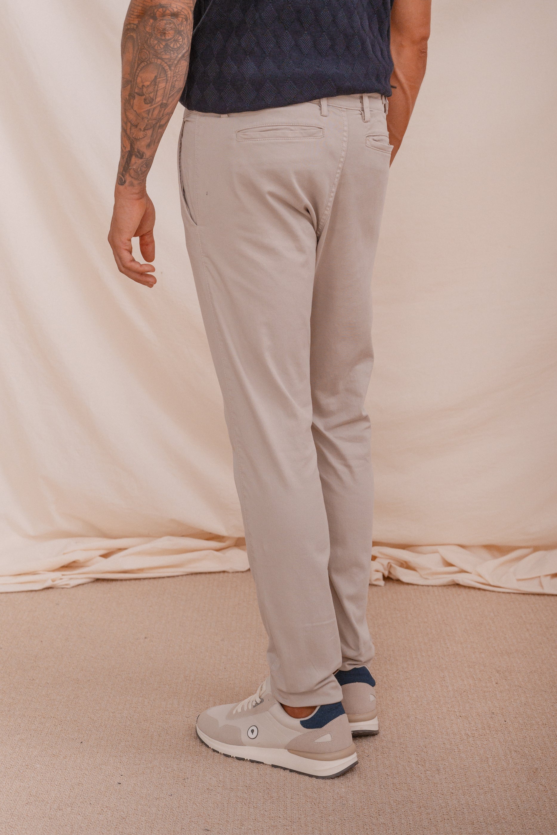 PANTALÓN CHINO PINZAS BEIGE