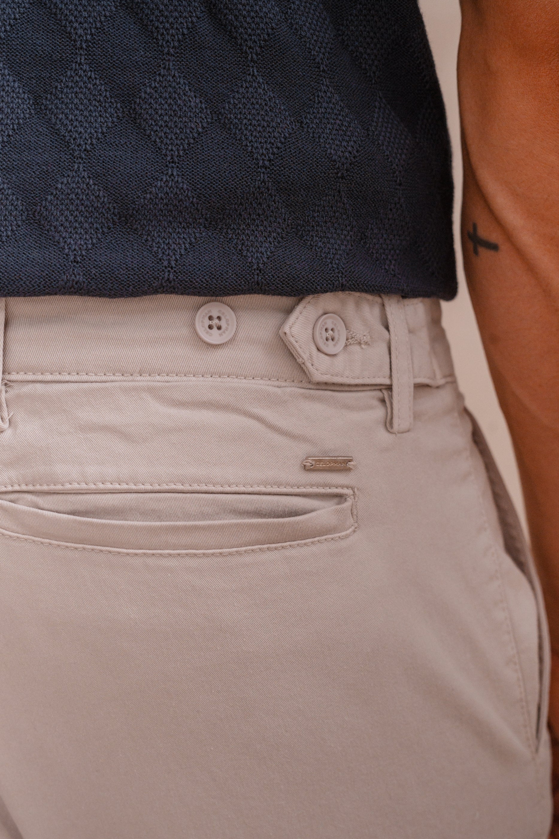 PANTALÓN CHINO PINZAS BEIGE