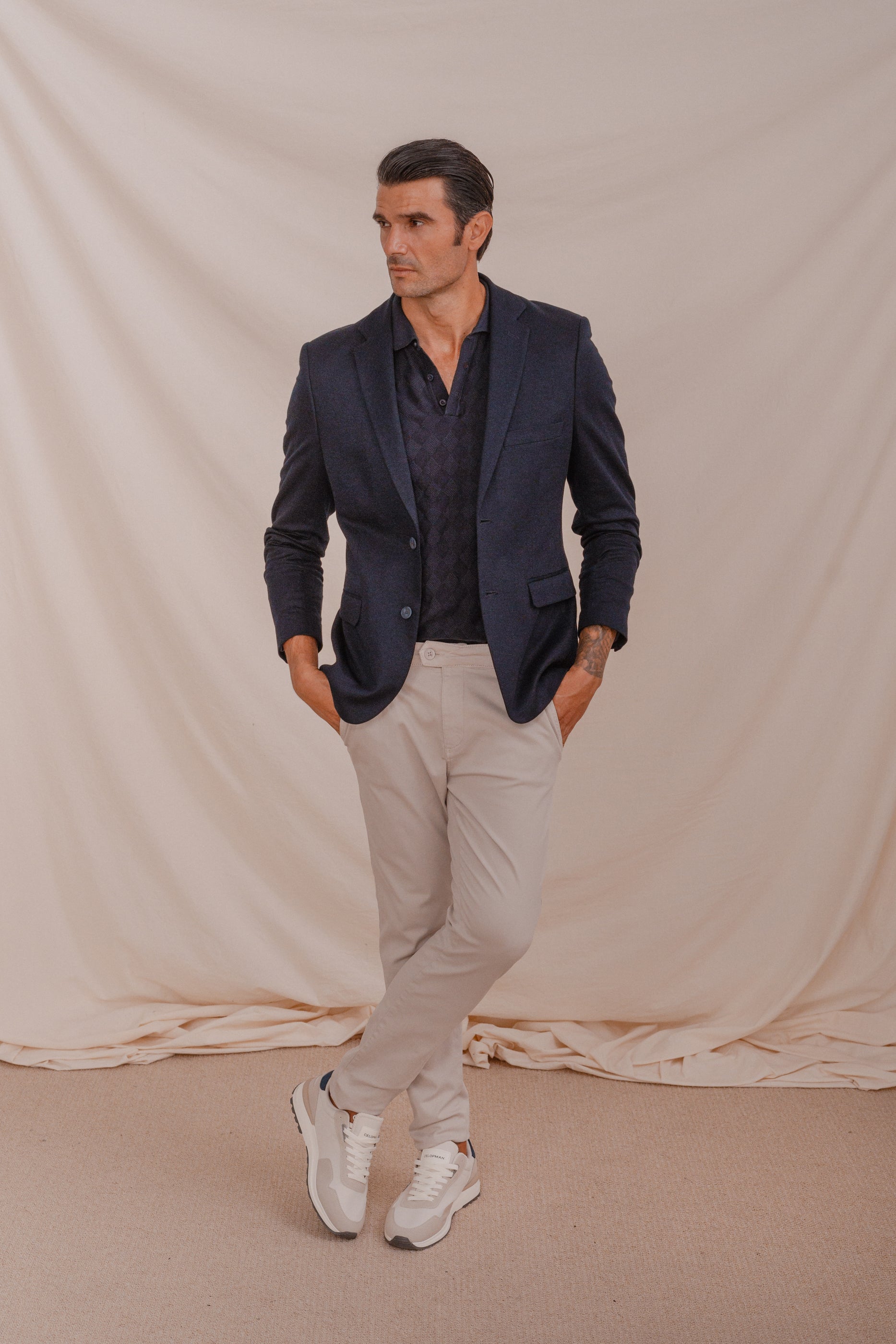 PANTALÓN CHINO PINZAS BEIGE