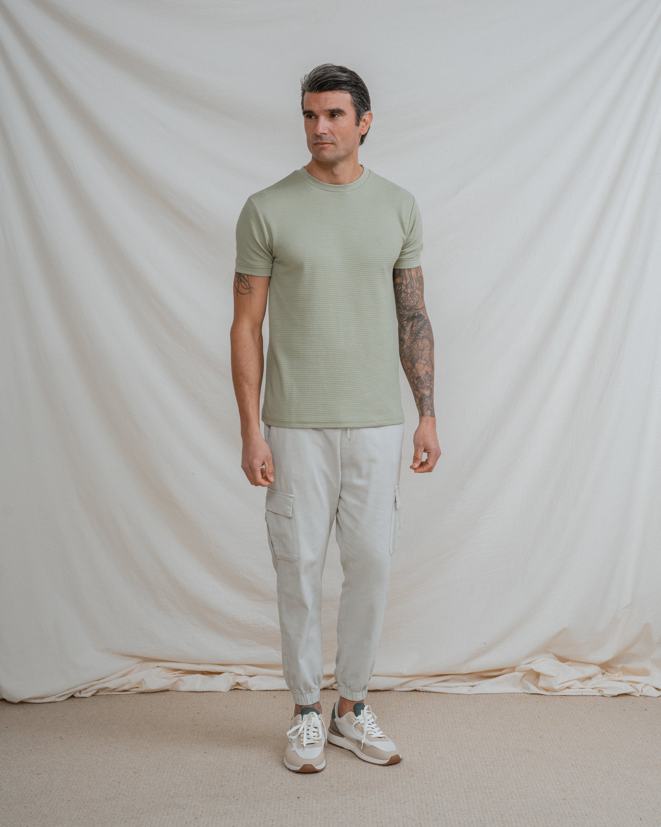 PANTALÓN CHINO CARGO CON GOMA GRÍS