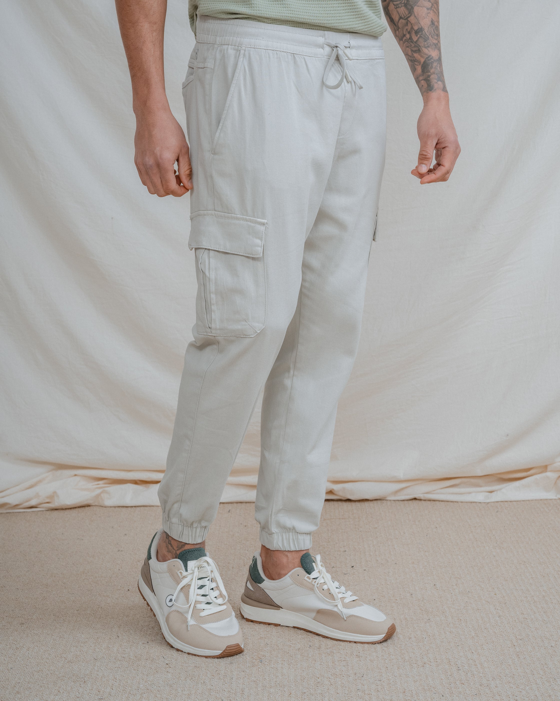 PANTALÓN CHINO CARGO CON GOMA GRÍS