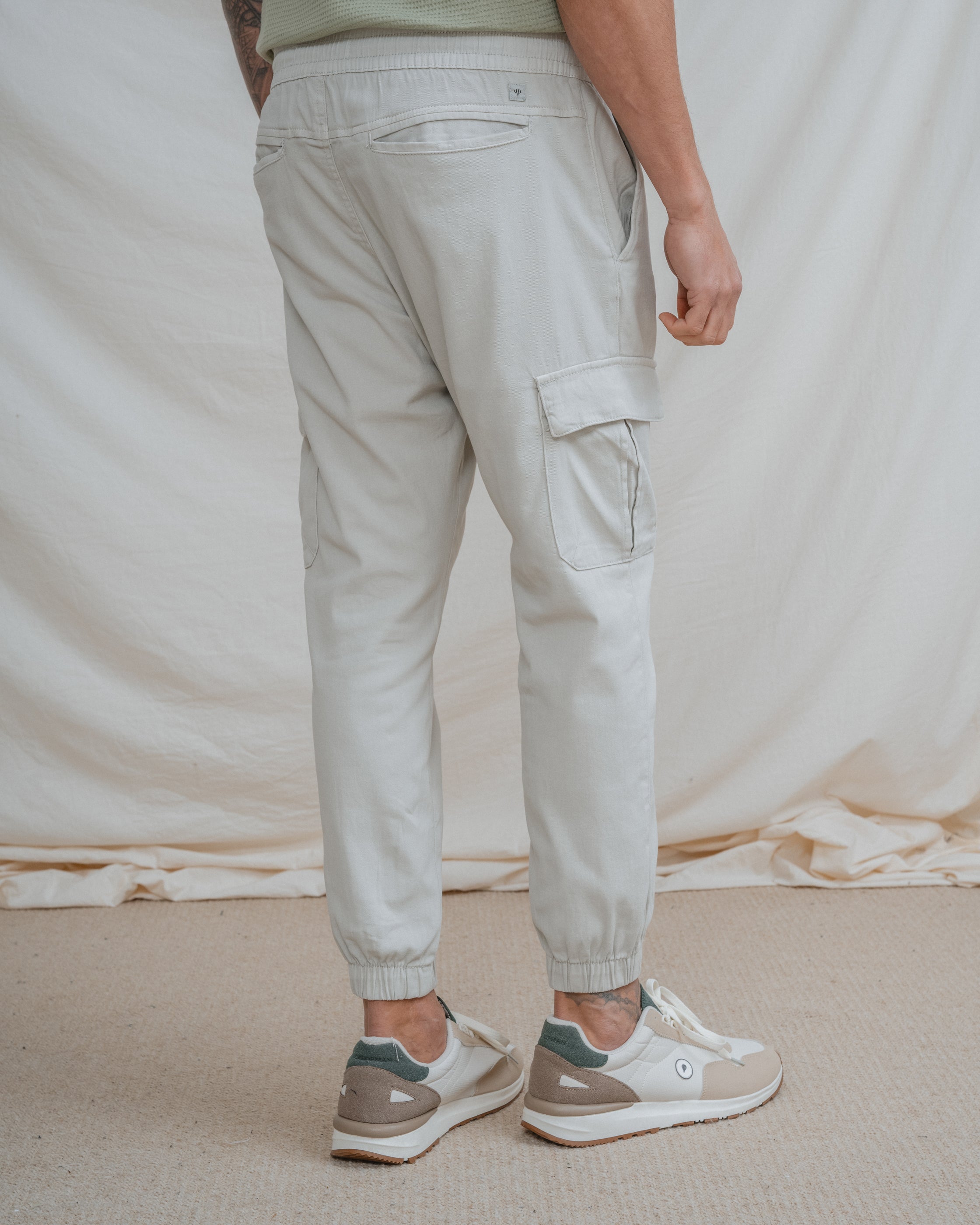 PANTALÓN CHINO CARGO CON GOMA GRÍS