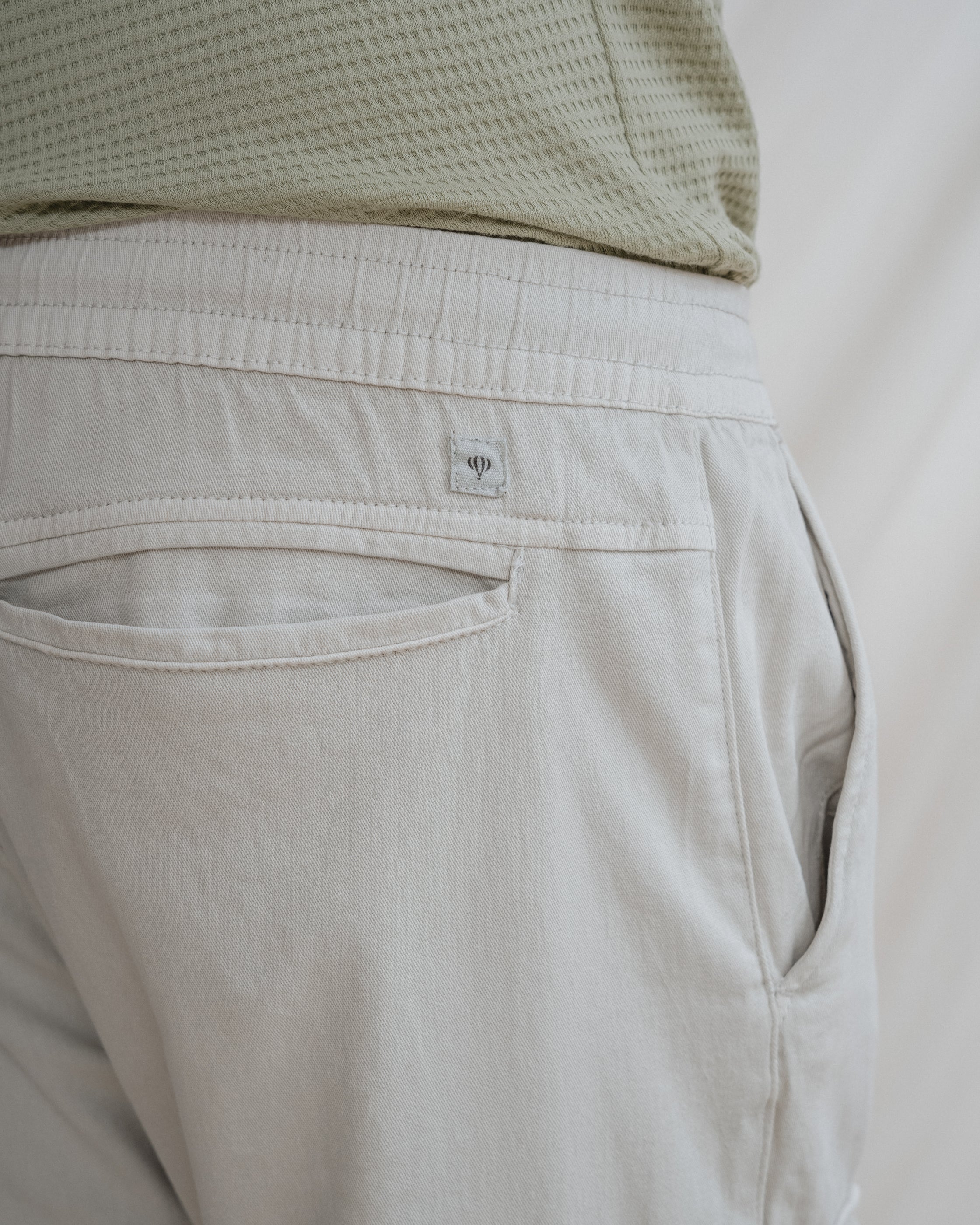 PANTALÓN CHINO CARGO CON GOMA GRÍS