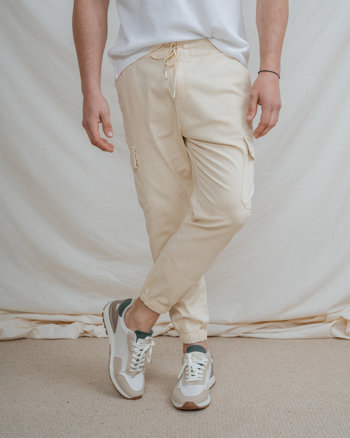 CALÇAS CHINO CARGO COM ELÁSTICO BEIGE