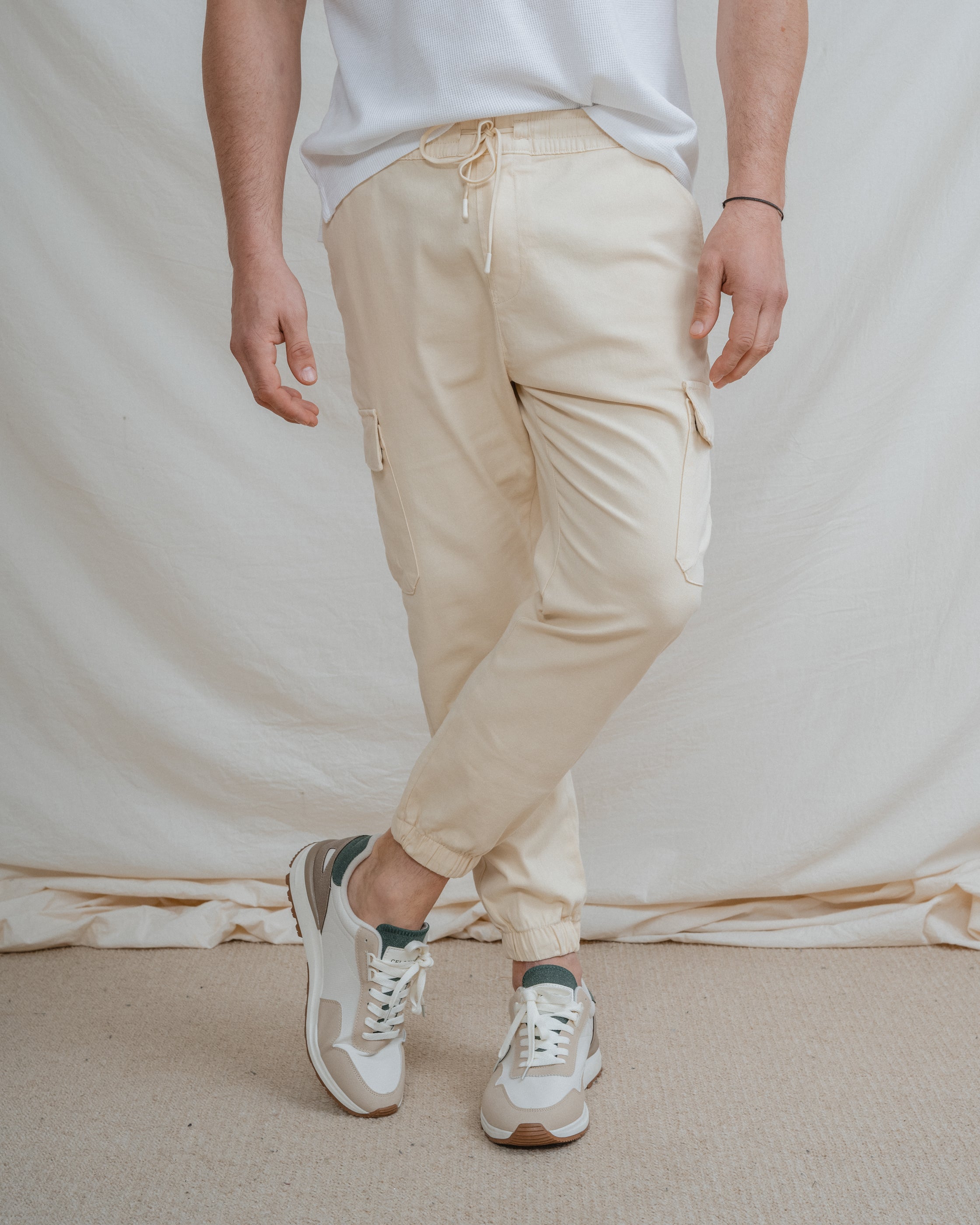 PANTALÓN CHINO CARGO CON GOMA BEIGE