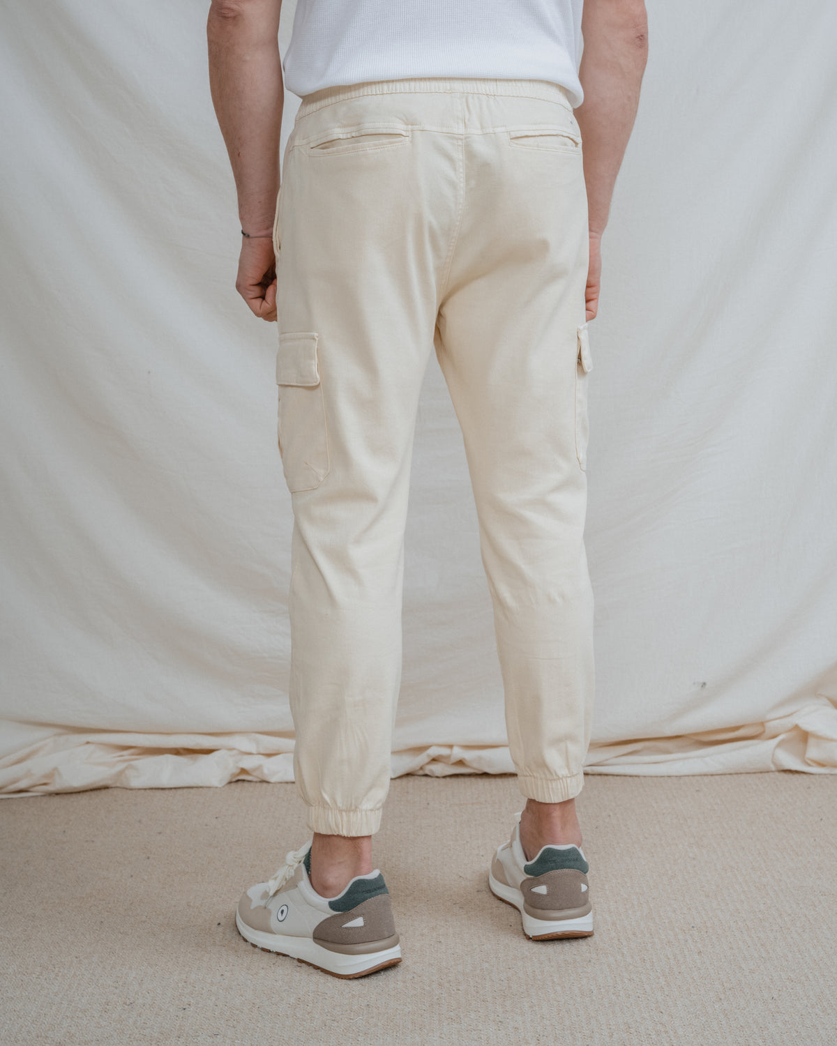 CALÇAS CHINO CARGO COM ELÁSTICO BEIGE
