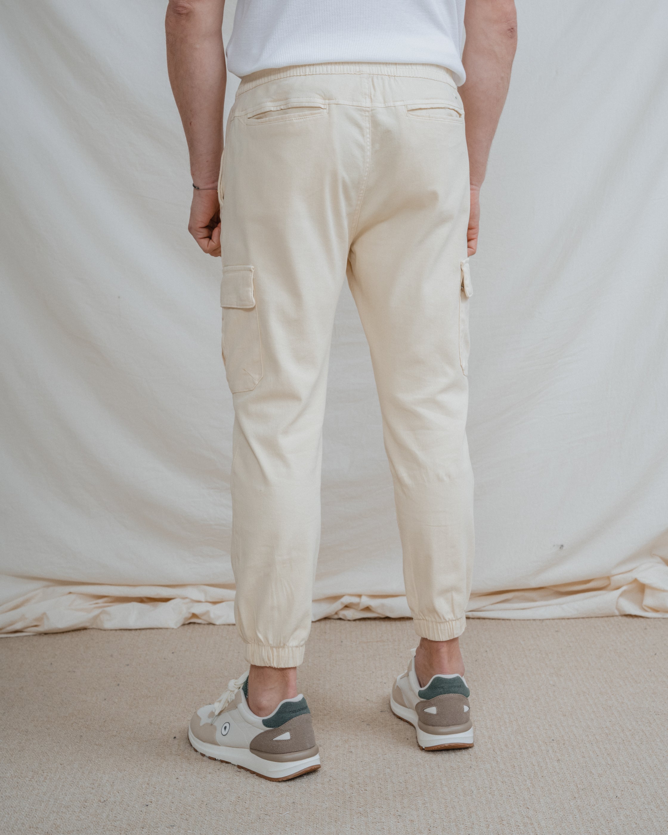 PANTALÓN CHINO CARGO CON GOMA BEIGE