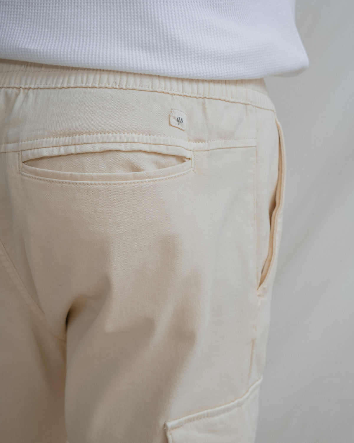 CALÇAS CHINO CARGO COM ELÁSTICO BEIGE