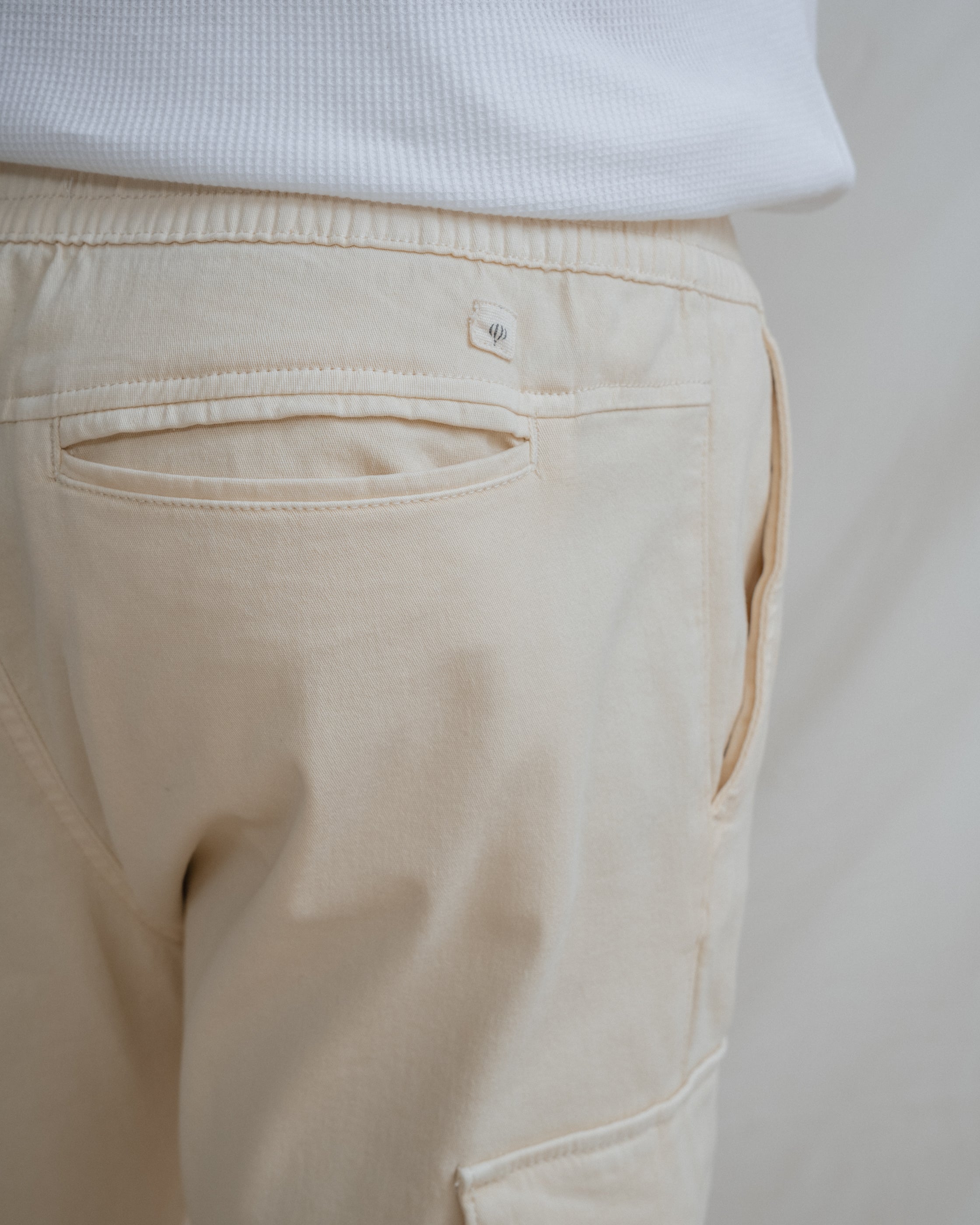 PANTALÓN CHINO CARGO CON GOMA BEIGE