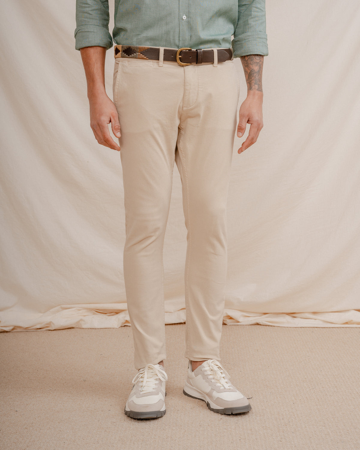 CALÇAS CHINO SKINNY CAMELO