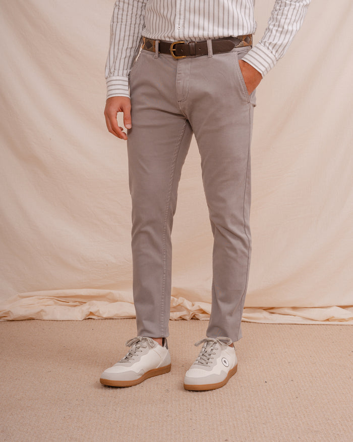 CHINO BÁSICO SLIM GRIS