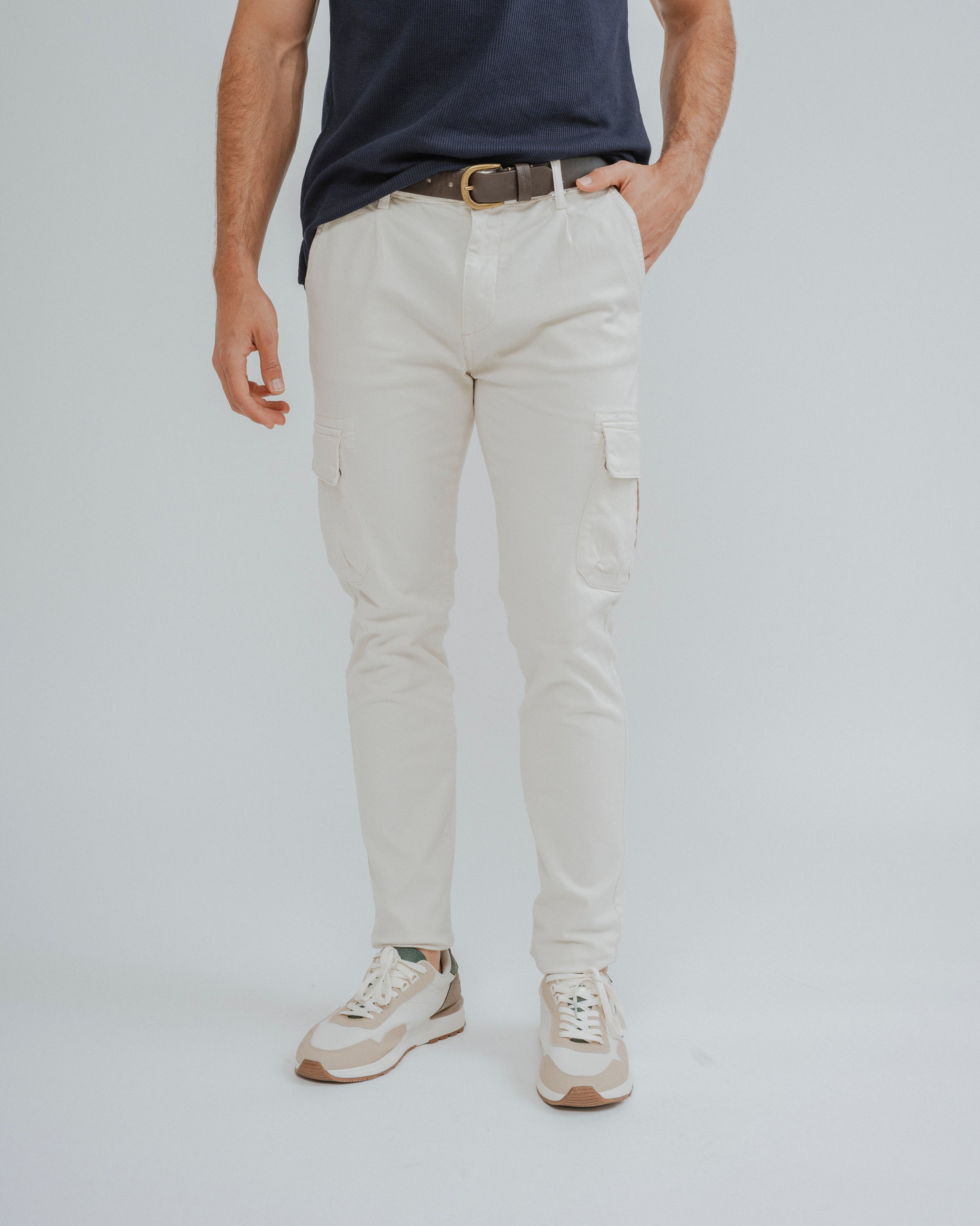 PANTALÓN SLIM CARGO CON PINZAS BEIGE