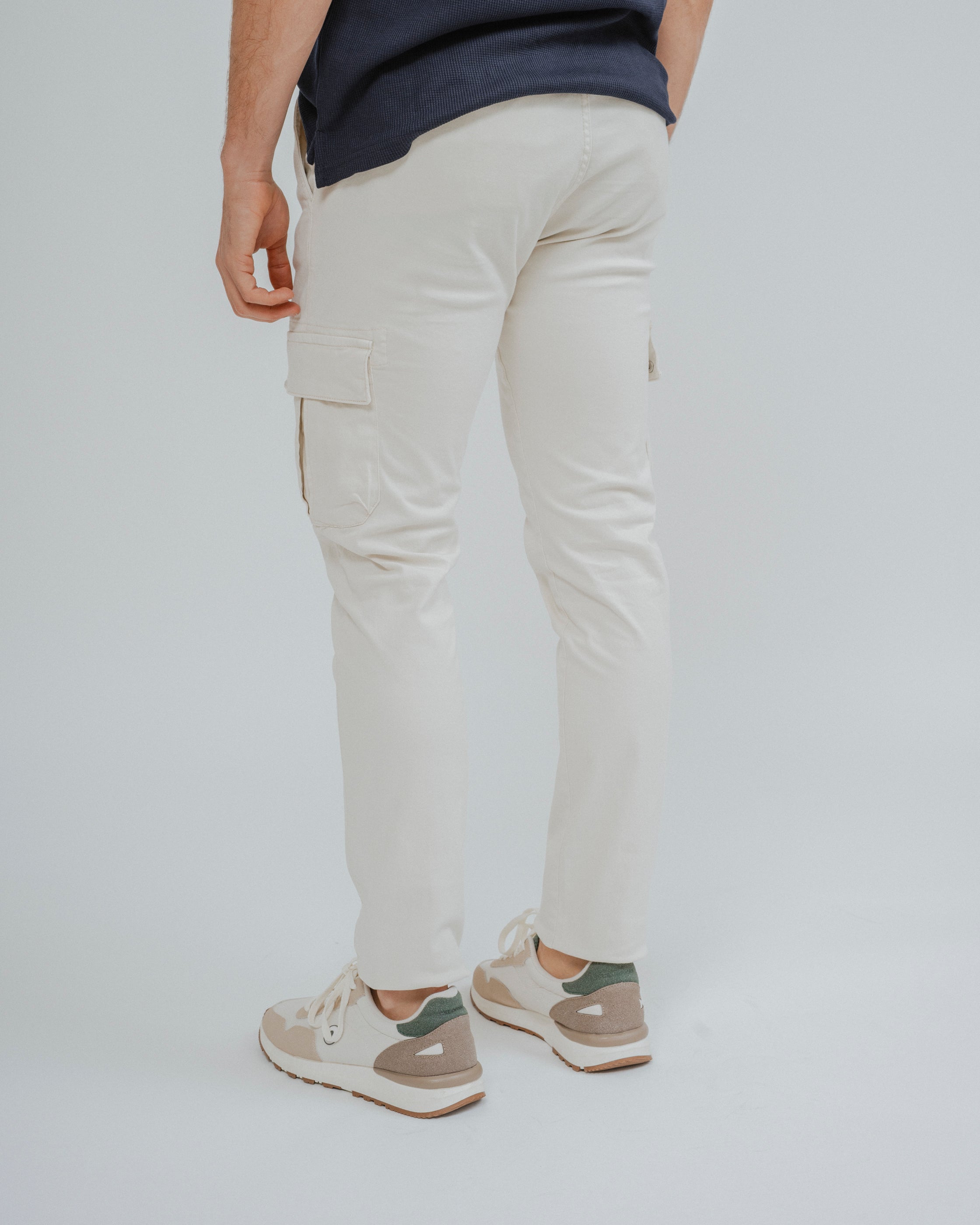 PANTALÓN SLIM CARGO CON PINZAS BEIGE
