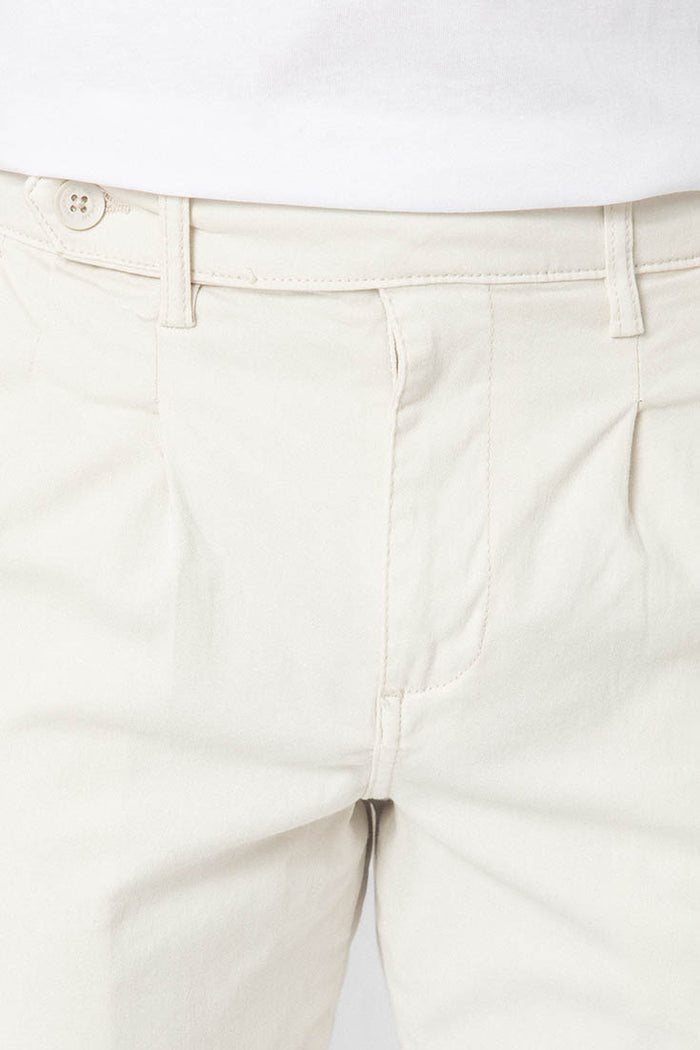 PANTALÓN CHINO PINZAS BEIGE