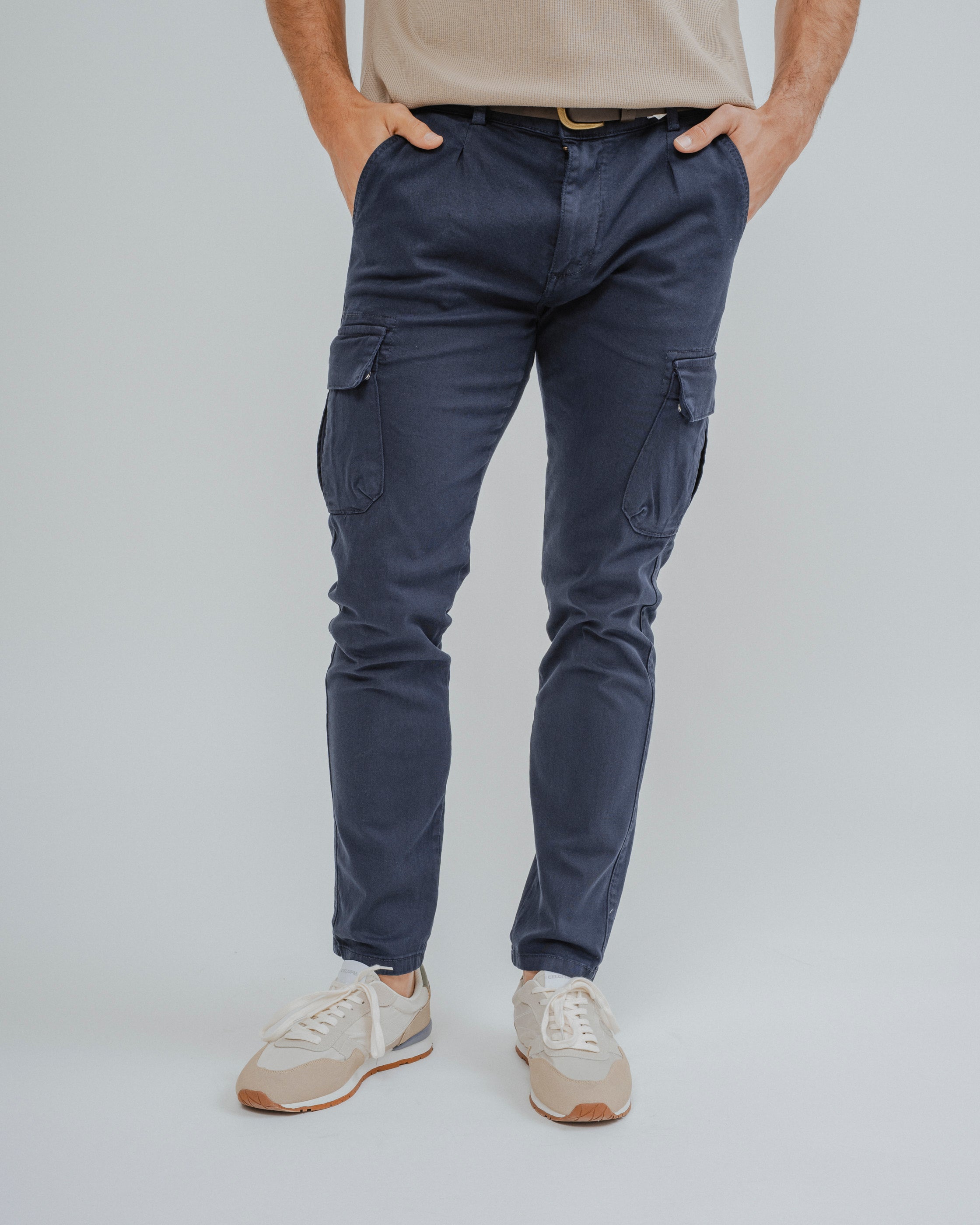 PANTALÓN SLIM CARGO CON PINZAS MARINO