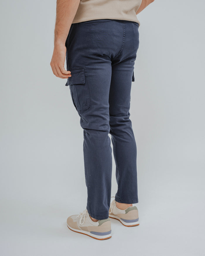 PANTALÓN SLIM CARGO CON PINZAS MARINO