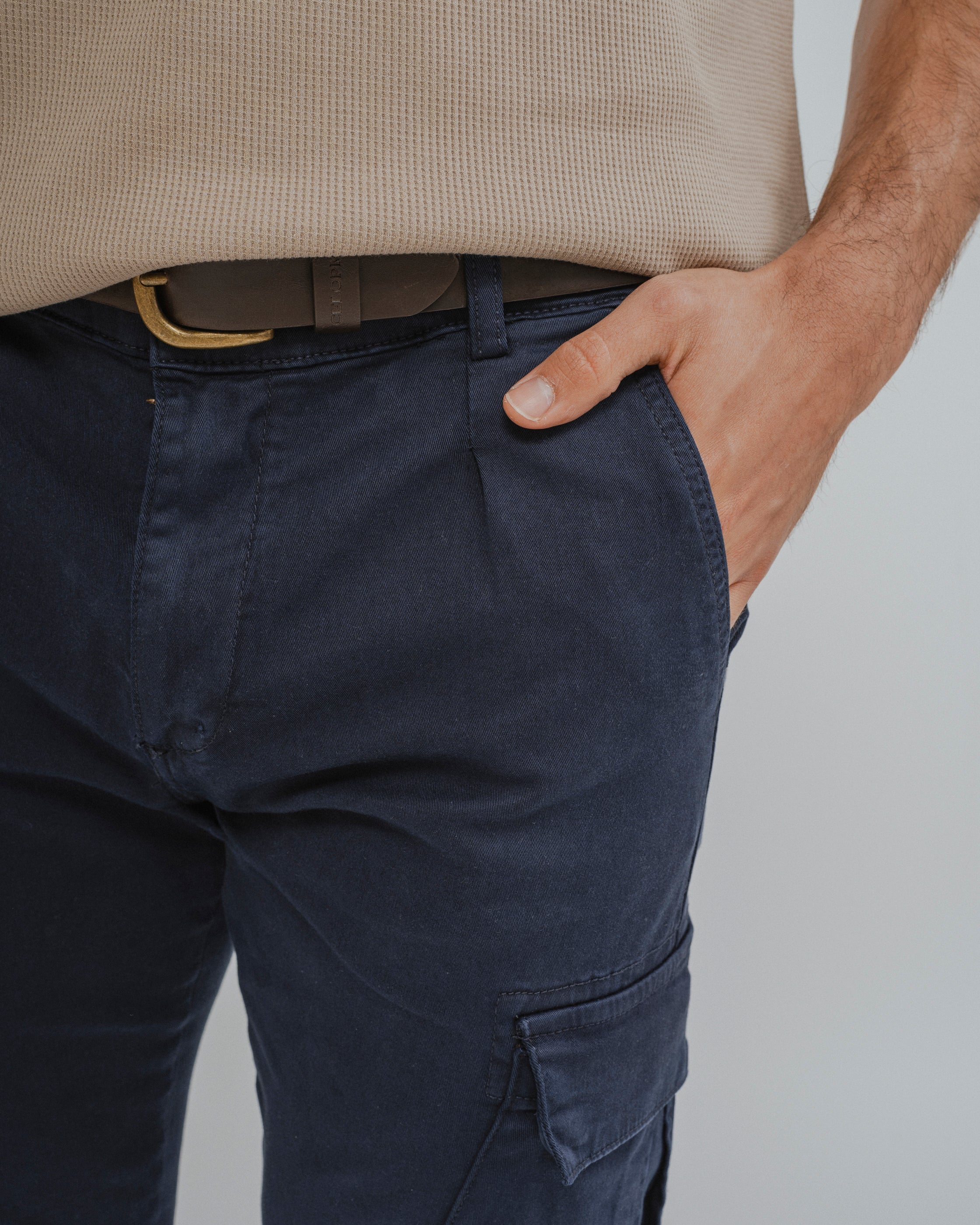 PANTALÓN SLIM CARGO CON PINZAS MARINO
