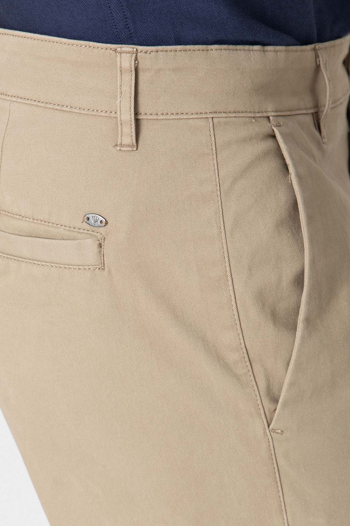 CHINO BÁSICO SLIM CÁMEL