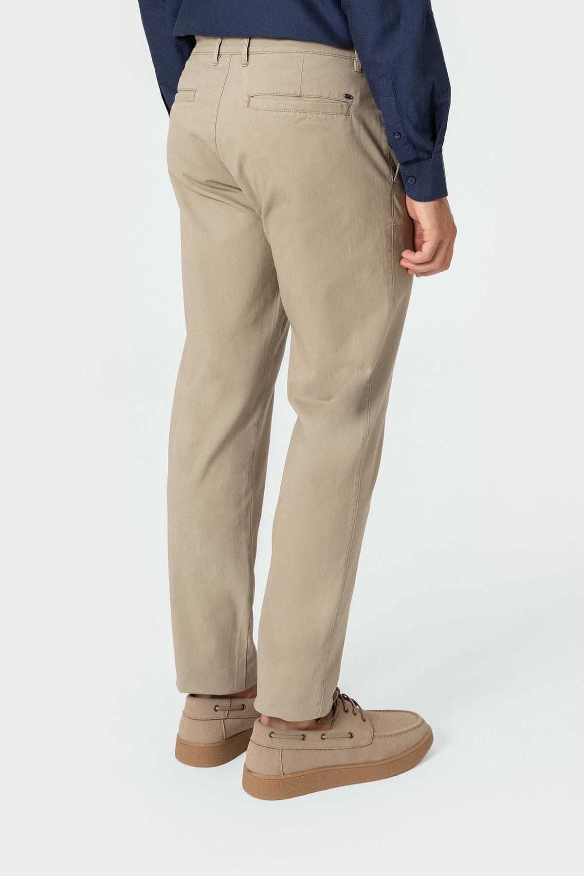 CHINO BÁSICO SLIM CÁMEL