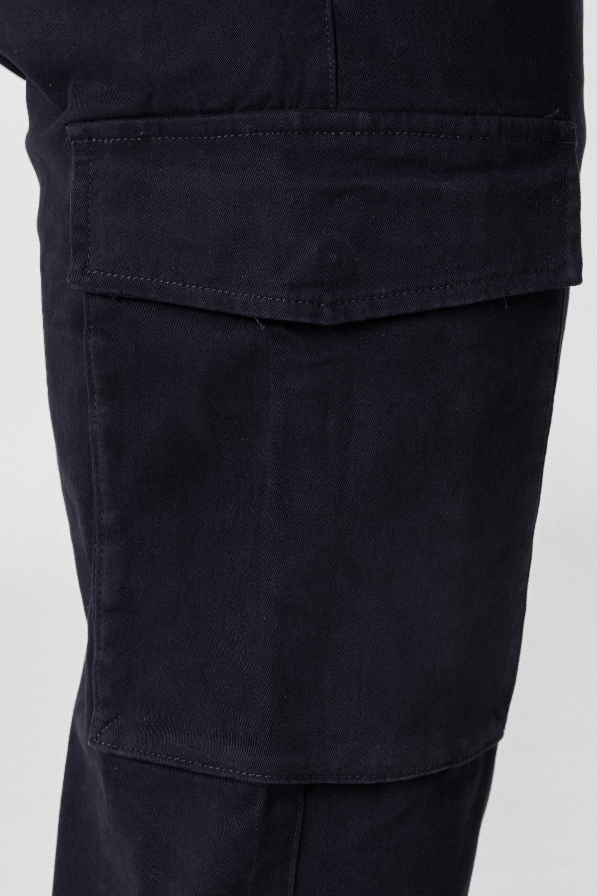 PANTALÓN CHINO CARGO PINZAS MARINO