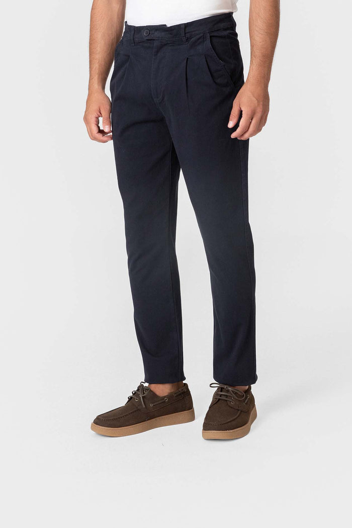 PANTALÓN CHINO PINZAS AZUL