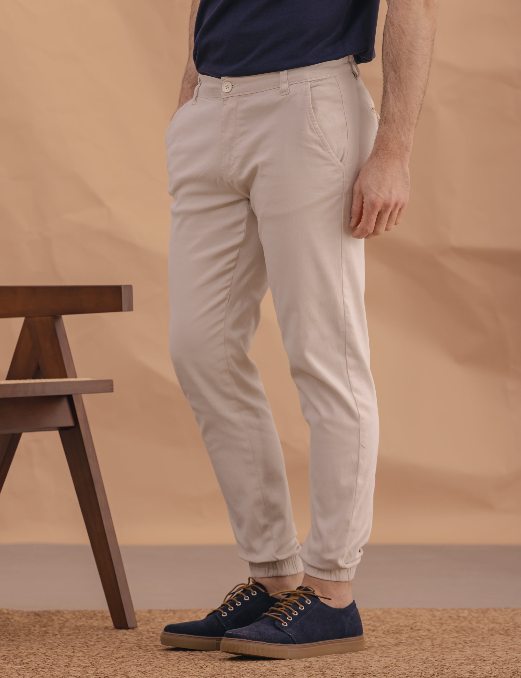 PANTALÓN CHINO CON GOMAS BEIGE