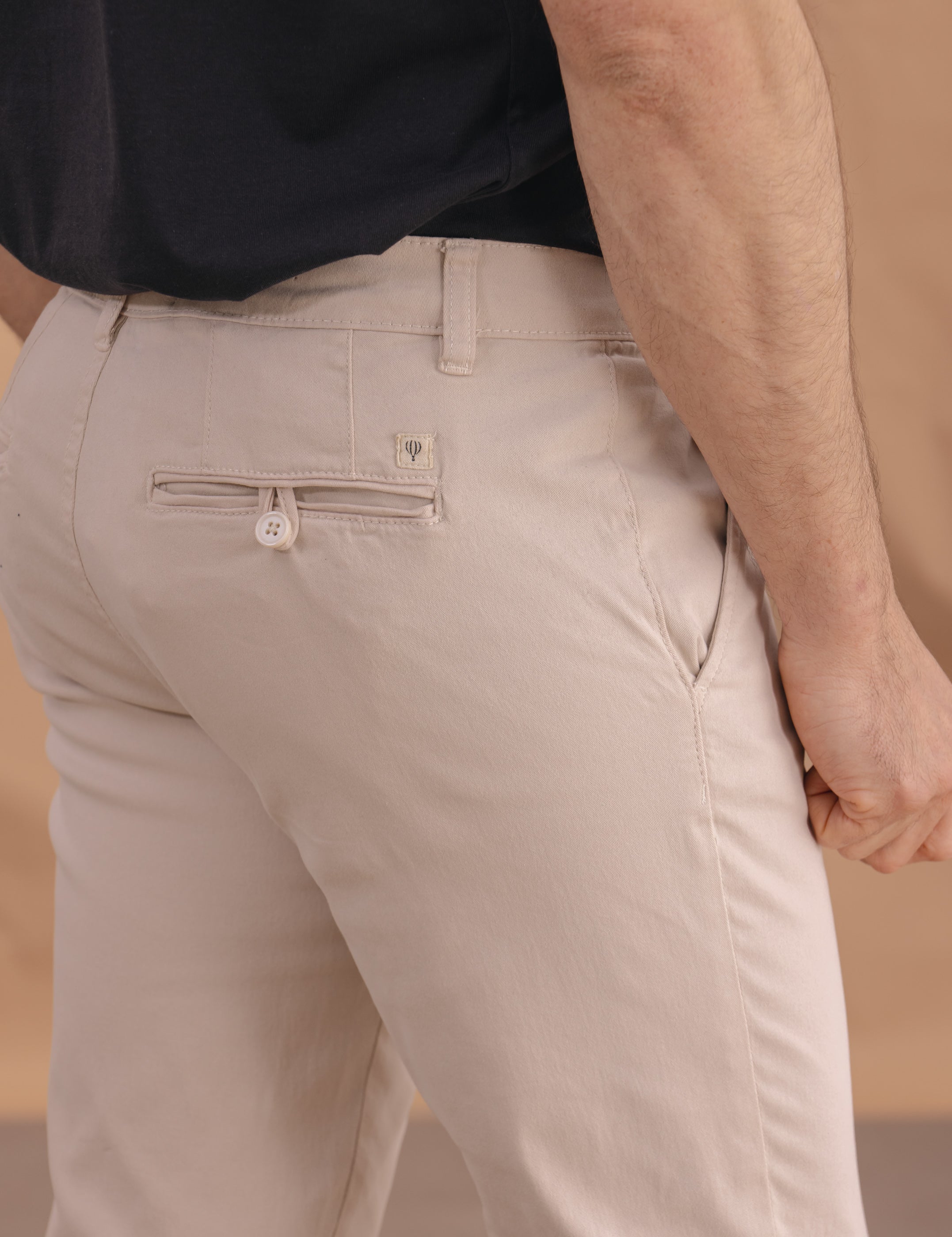 PANTALÓN CHINO CON GOMAS BEIGE