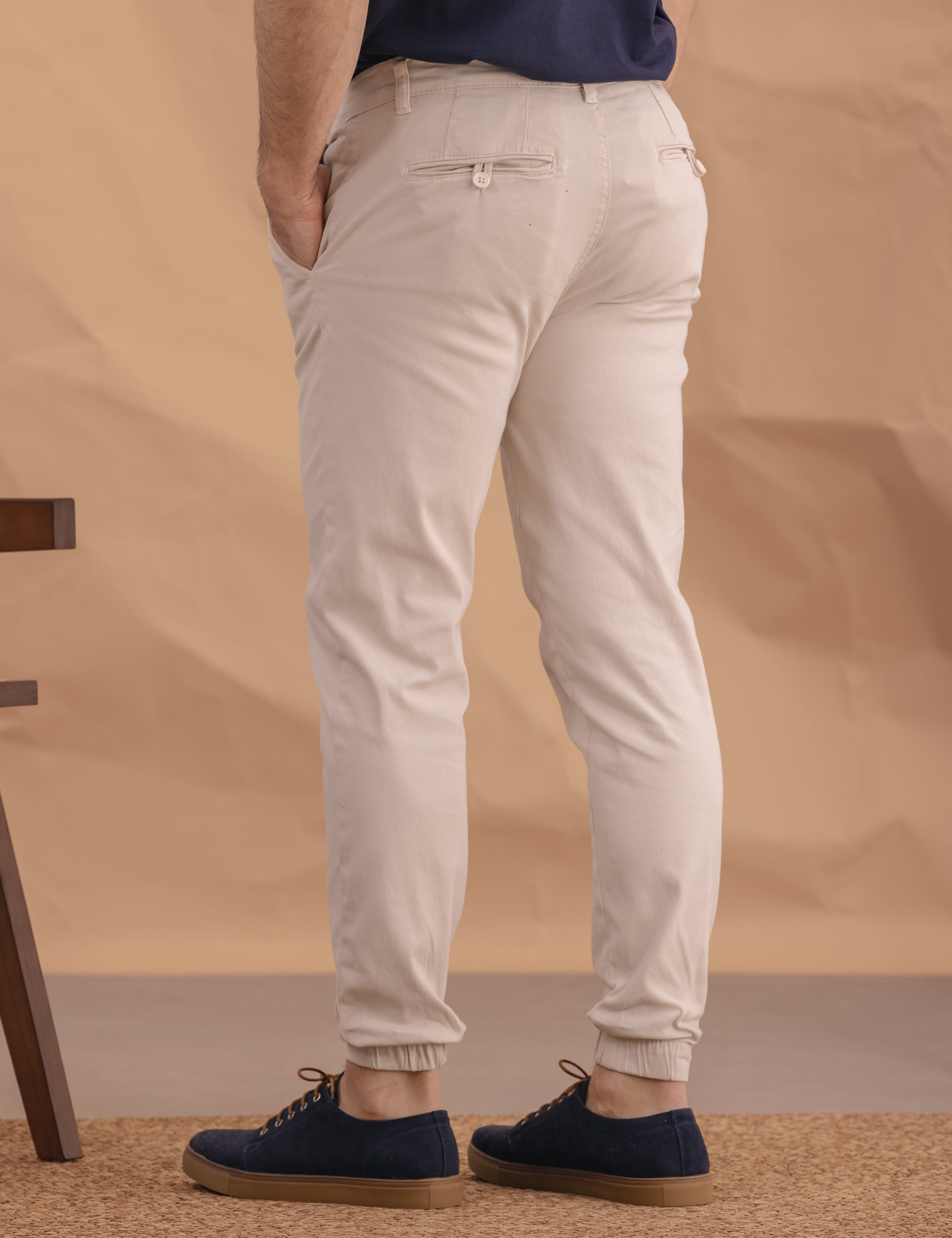 PANTALÓN CHINO CON GOMAS BEIGE