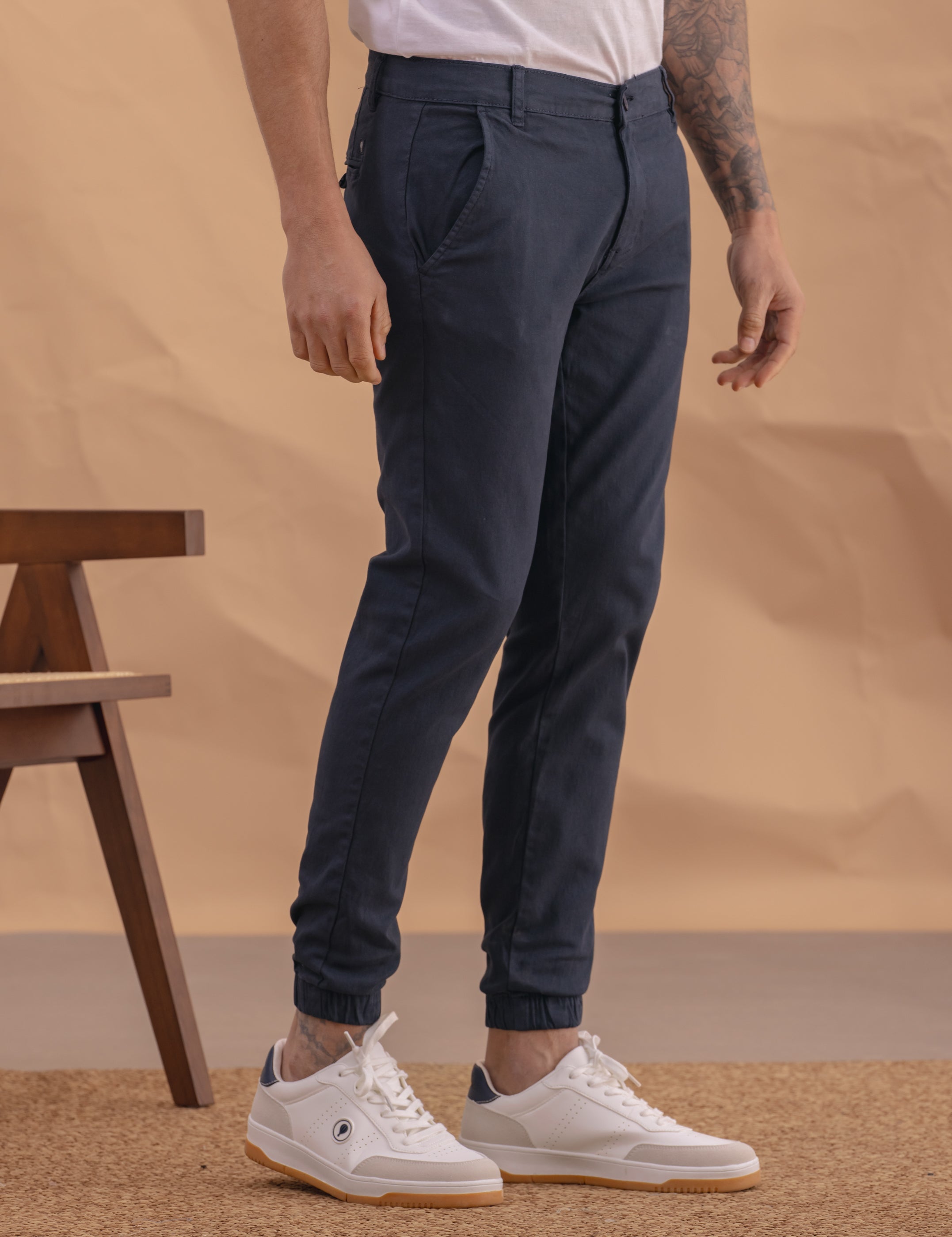 PANTALÓN CHINO CON GOMAS MARINO