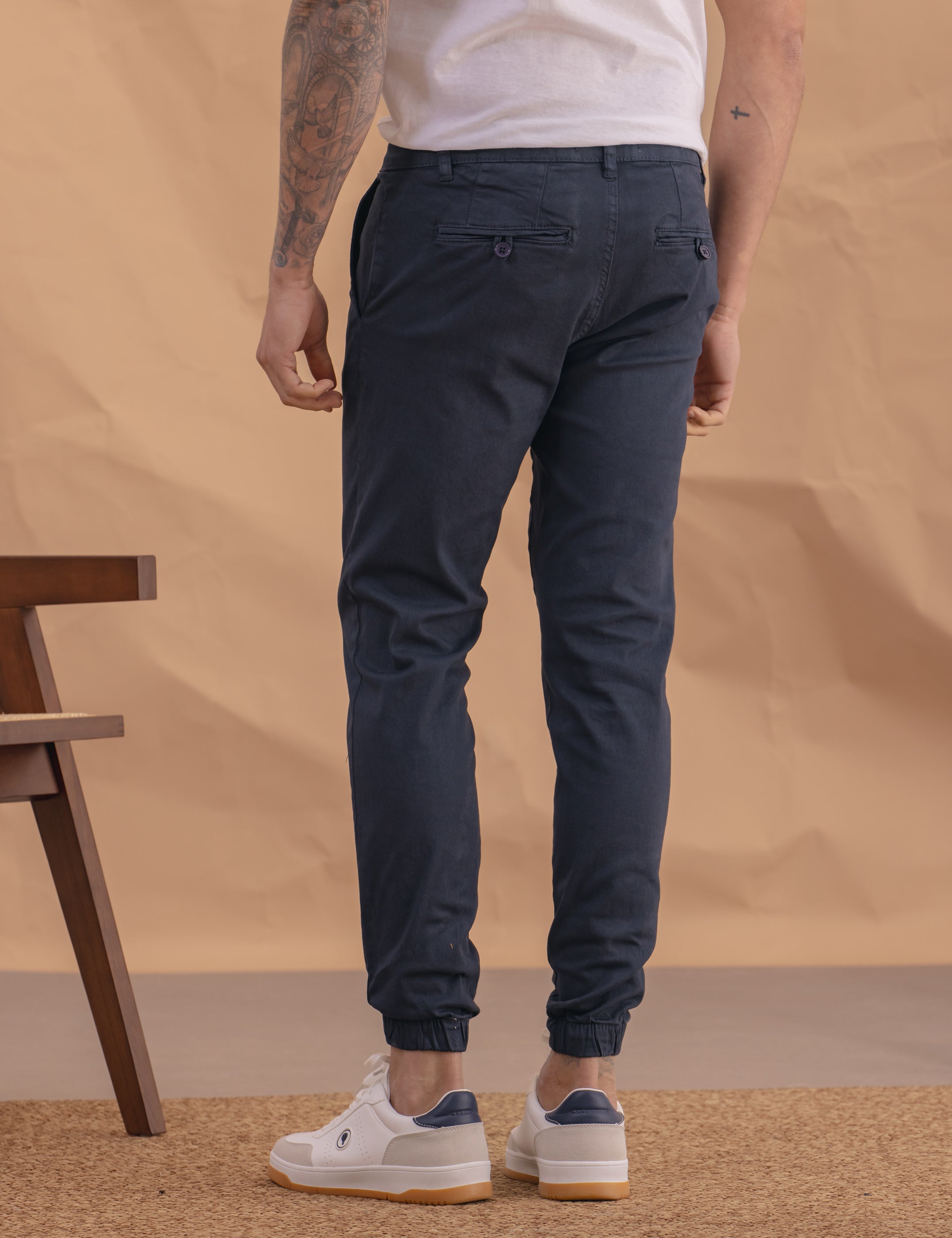PANTALÓN CHINO CON GOMAS MARINO