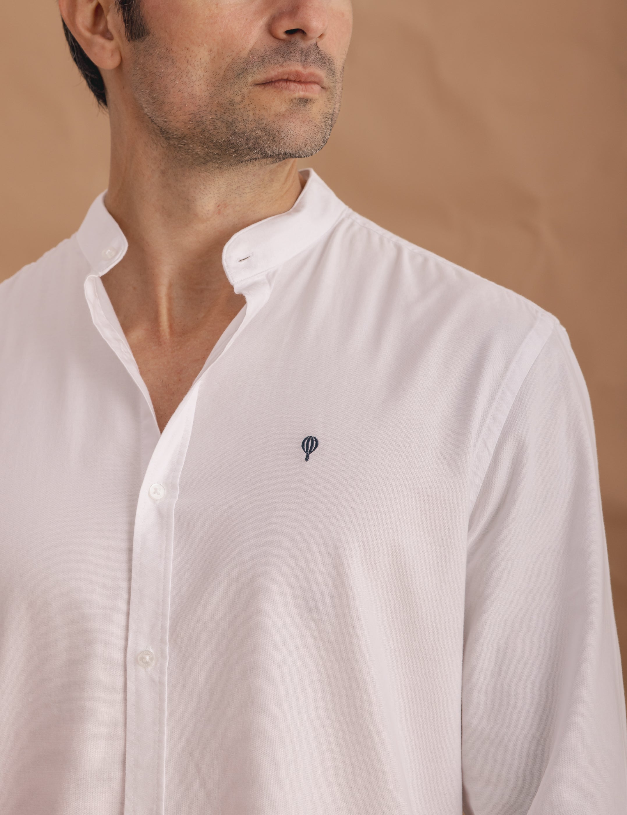 CAMISA OXFORD CUELLO MAO BLANCA