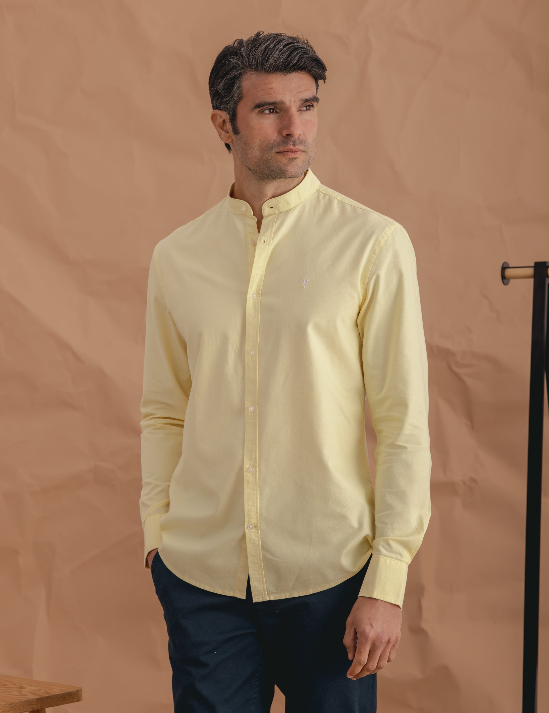 CAMISA OXFORD CUELLO MAO AMARILLA