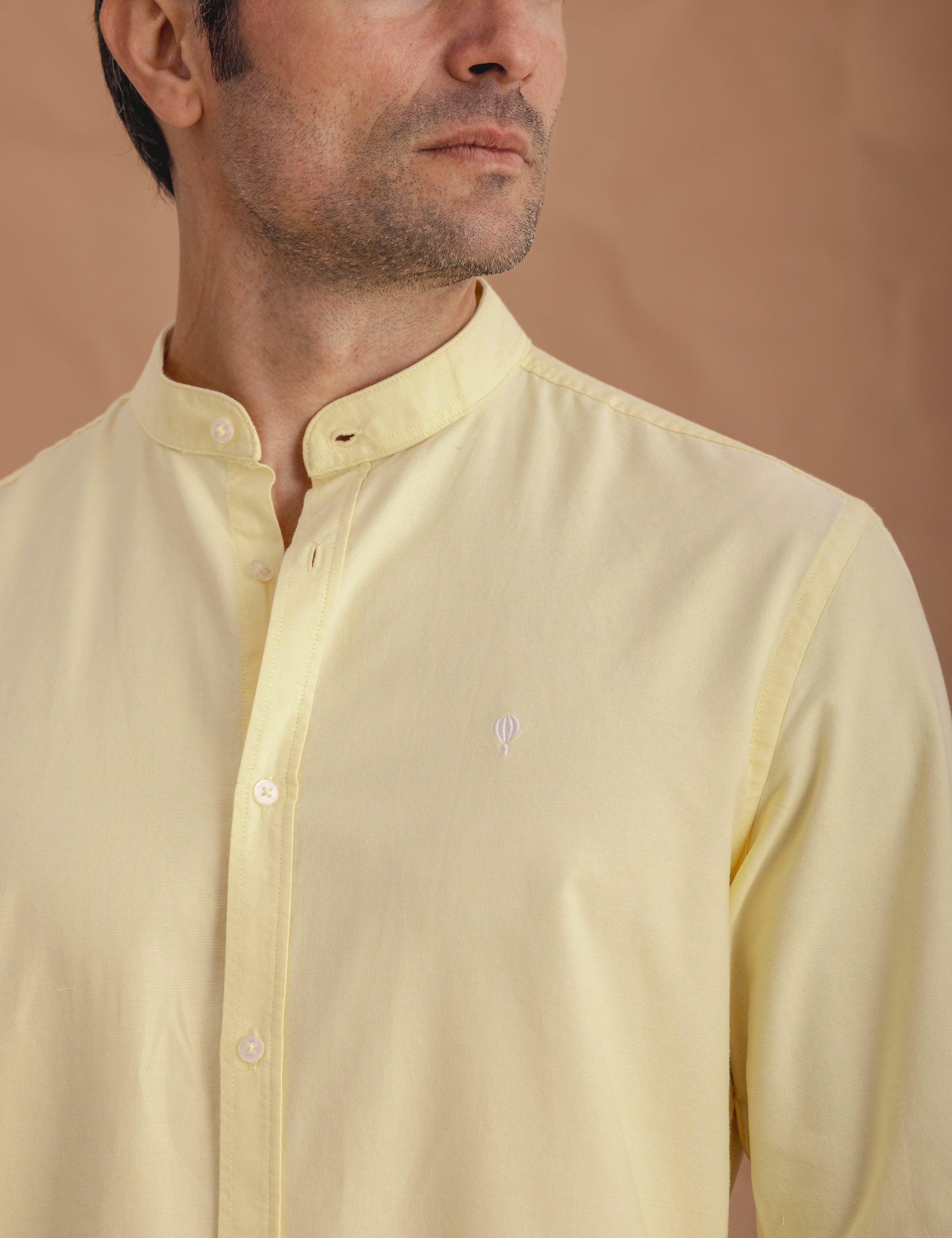 CAMISA OXFORD CUELLO MAO AMARILLA