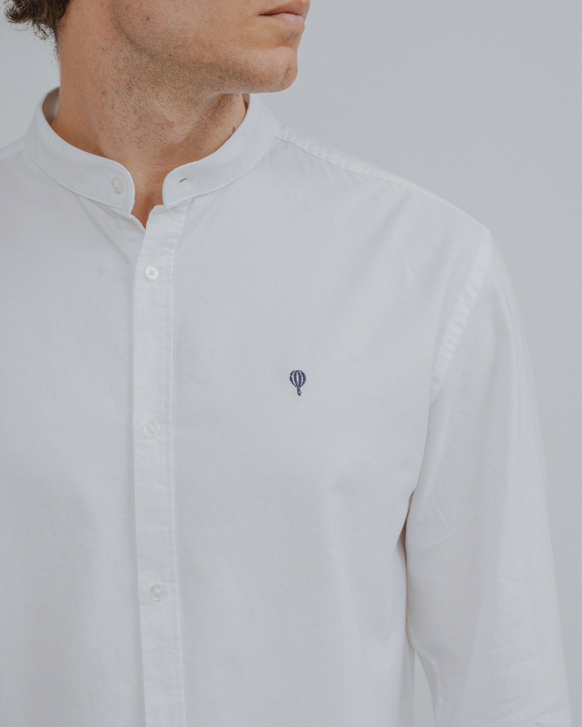 CAMISA OXFORD CUELLO MAO BLANCA