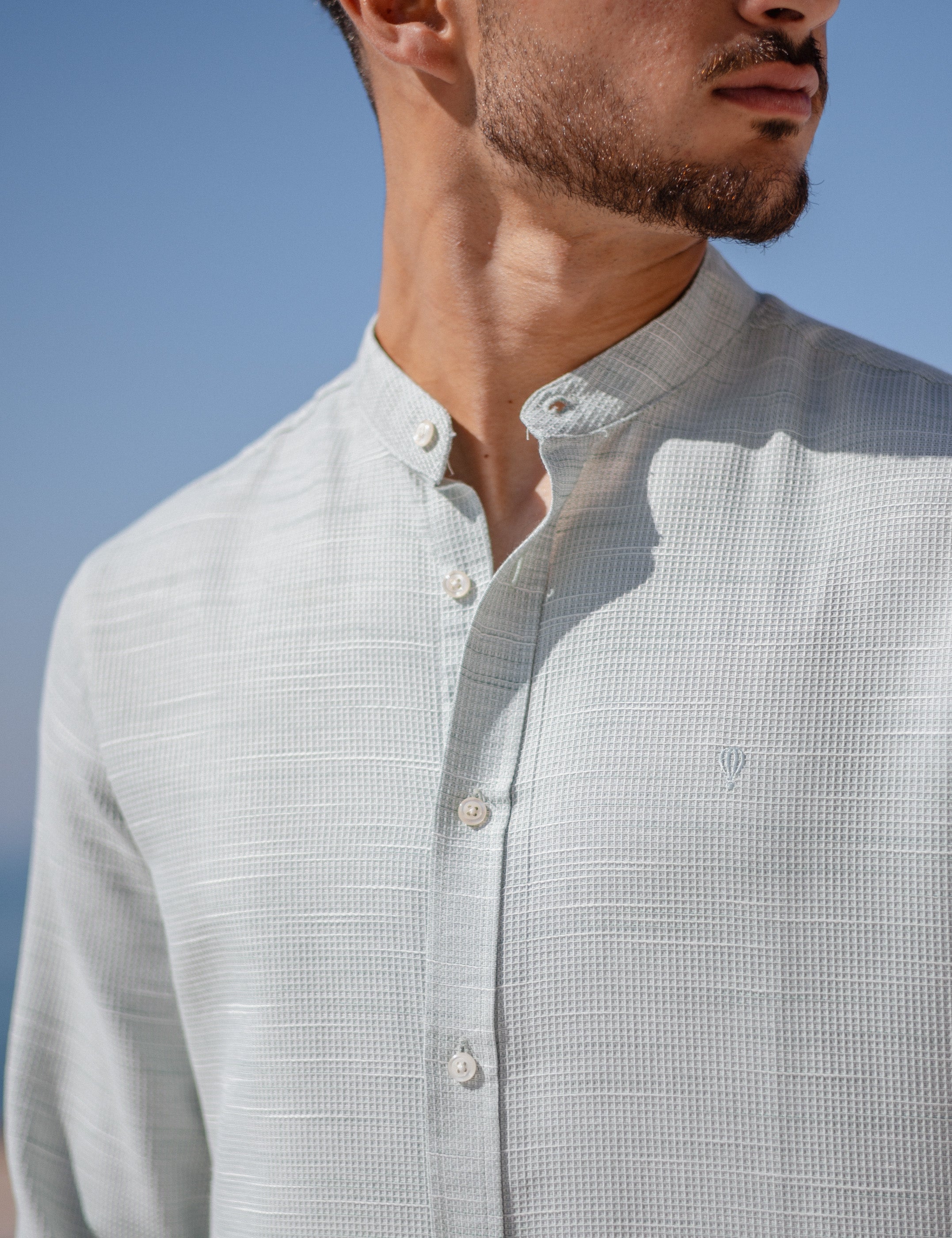 CAMISA ESTRUCTURA VERDE CUELLO MAO