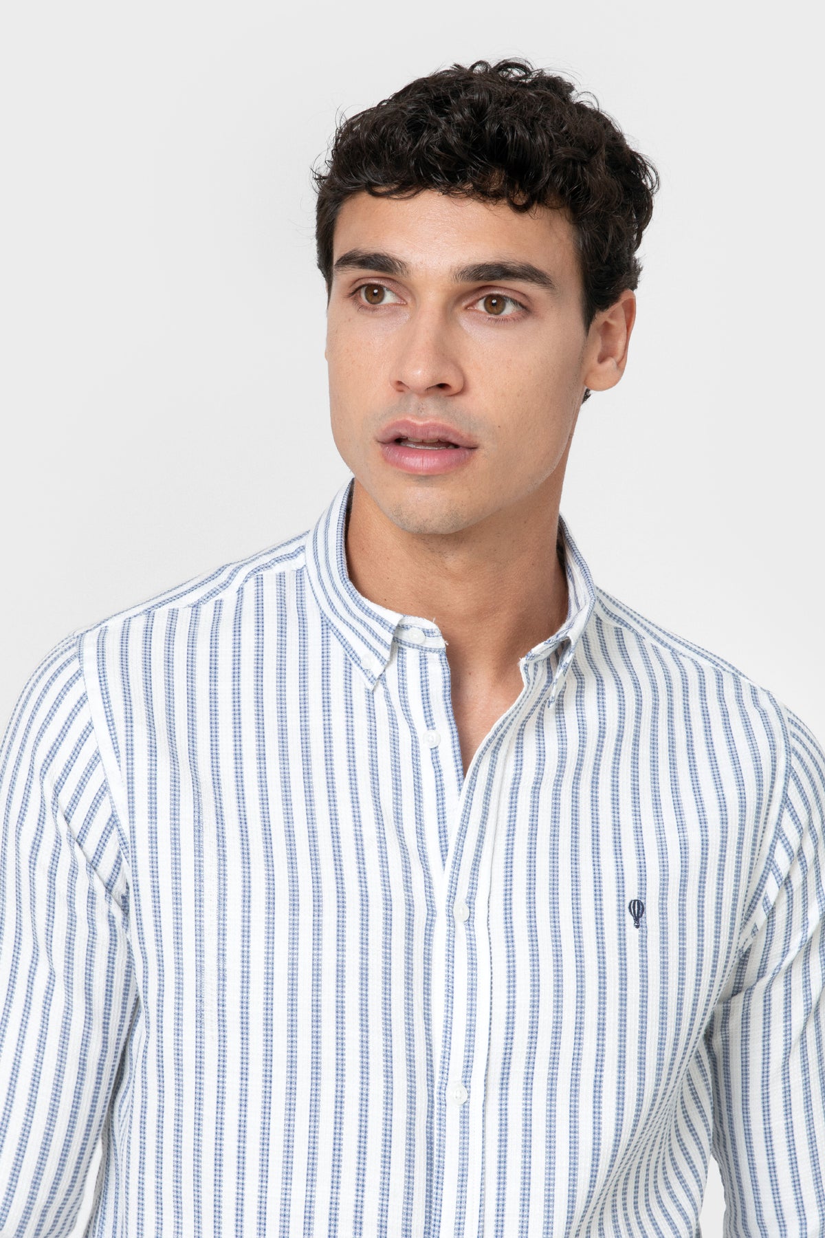 CAMISA COM RISCAS AZUIS CLARAS