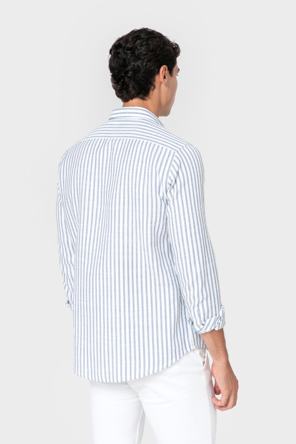 CAMISA COM RISCAS AZUIS CLARAS