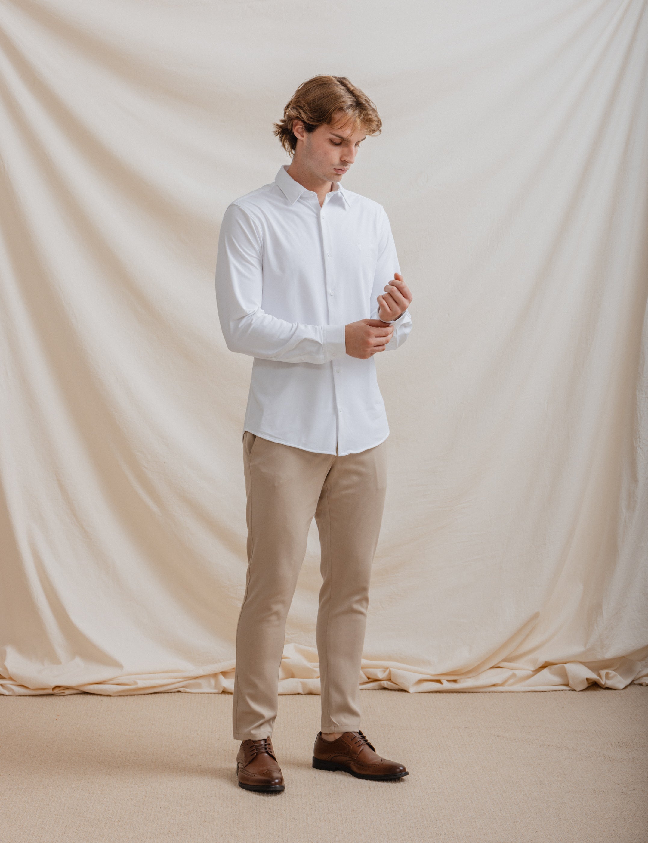 CAMISA ELÁSTICA BLANCA CON VARILLA