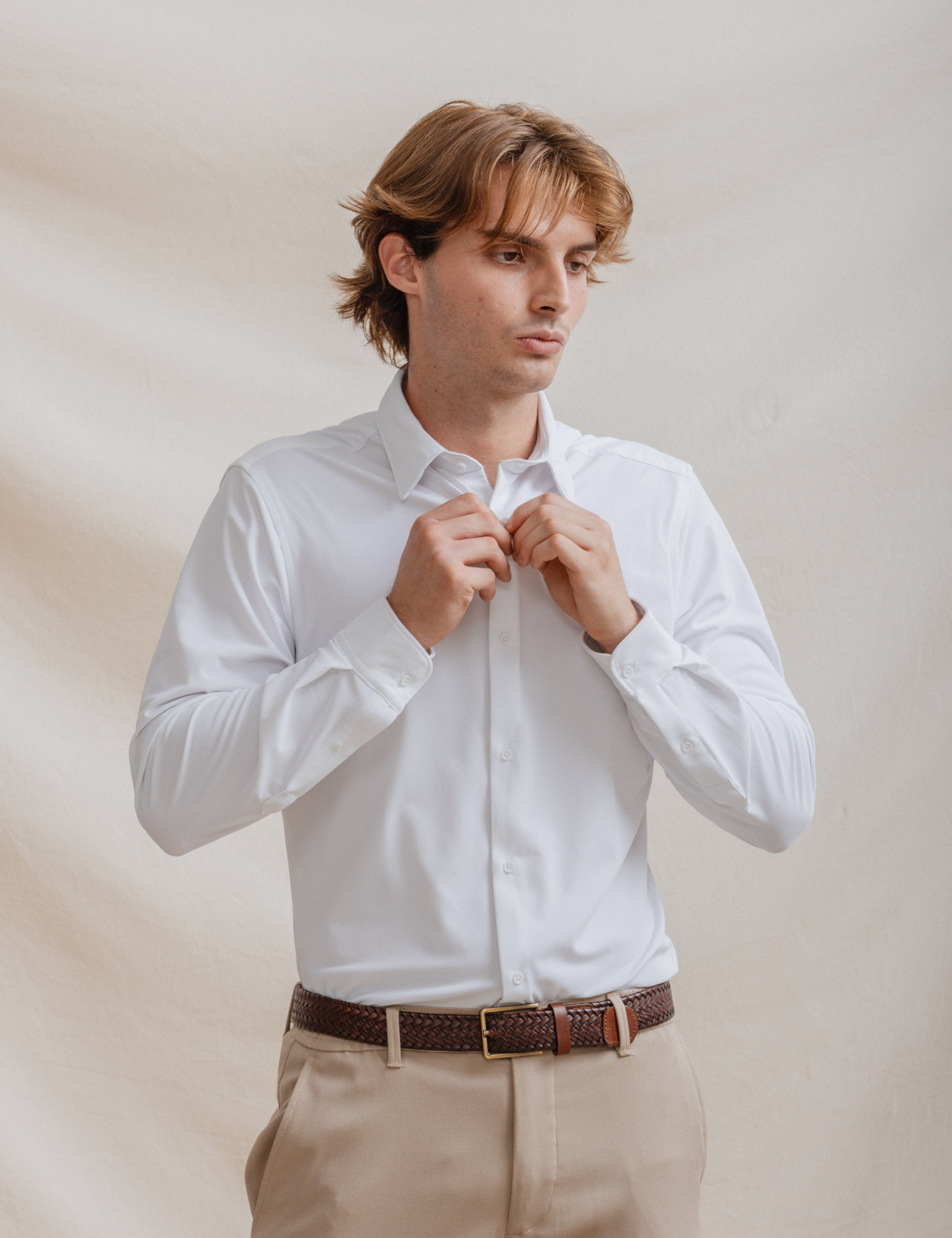 CAMISA ELÁSTICA BLANCA CON VARILLA